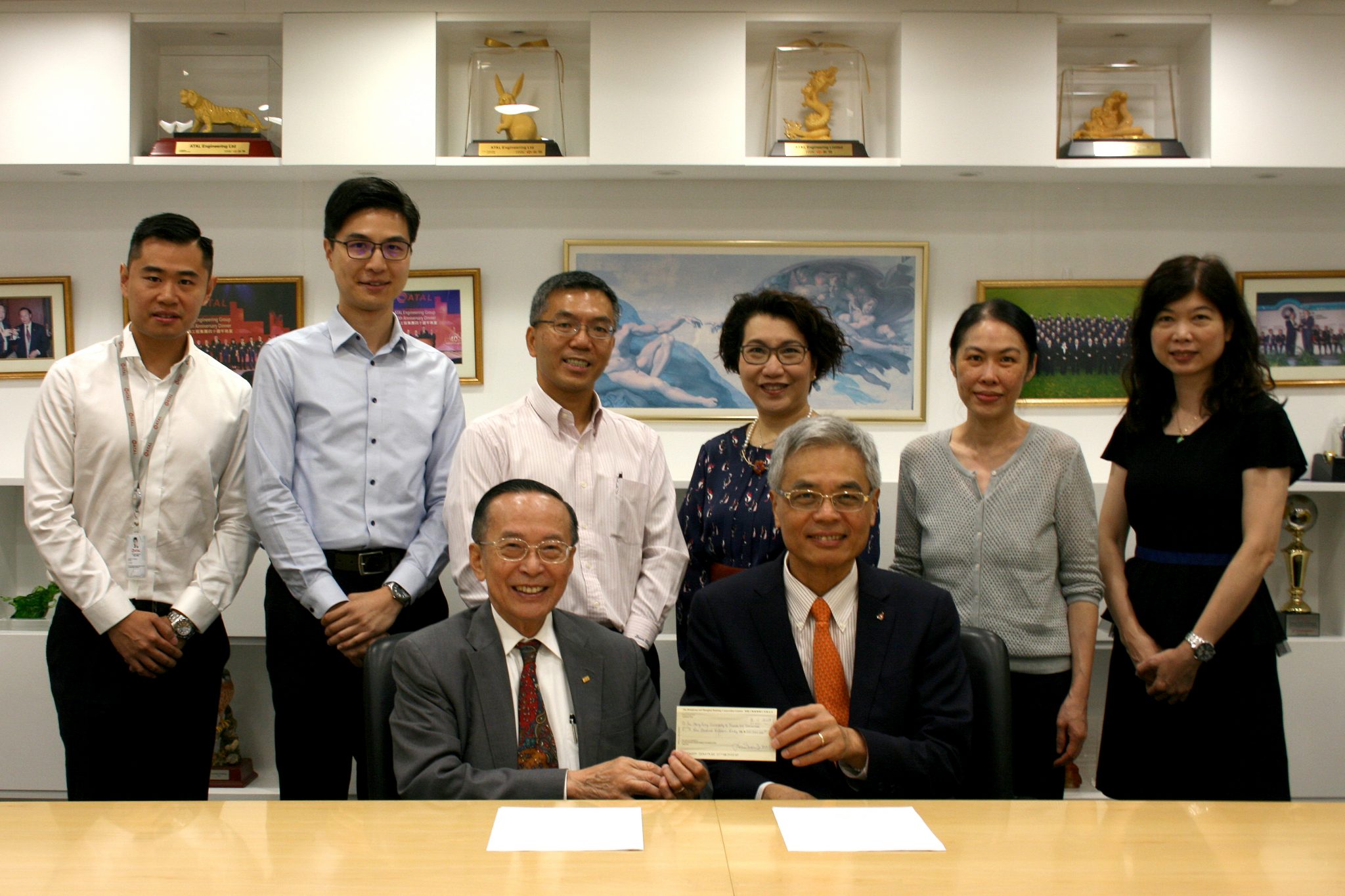  Dr. Otto POON (front left) presents a cheque to HKUST President Prof. Wei SHYY