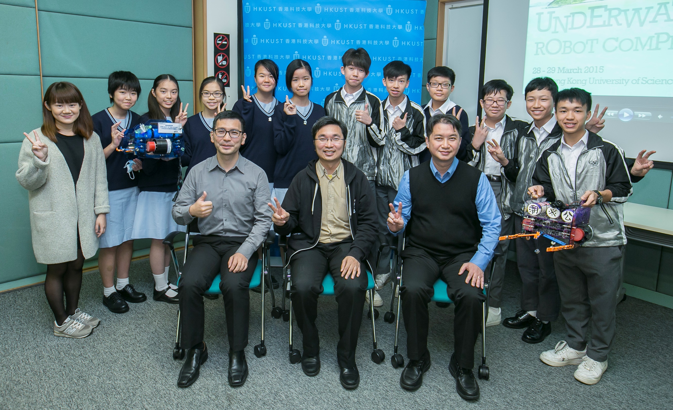  (From left front) Mr Kam-fung Yu, Prof Tim Woo, Mr Mo-sze Lee; (back) student mentor and the two winning teams.