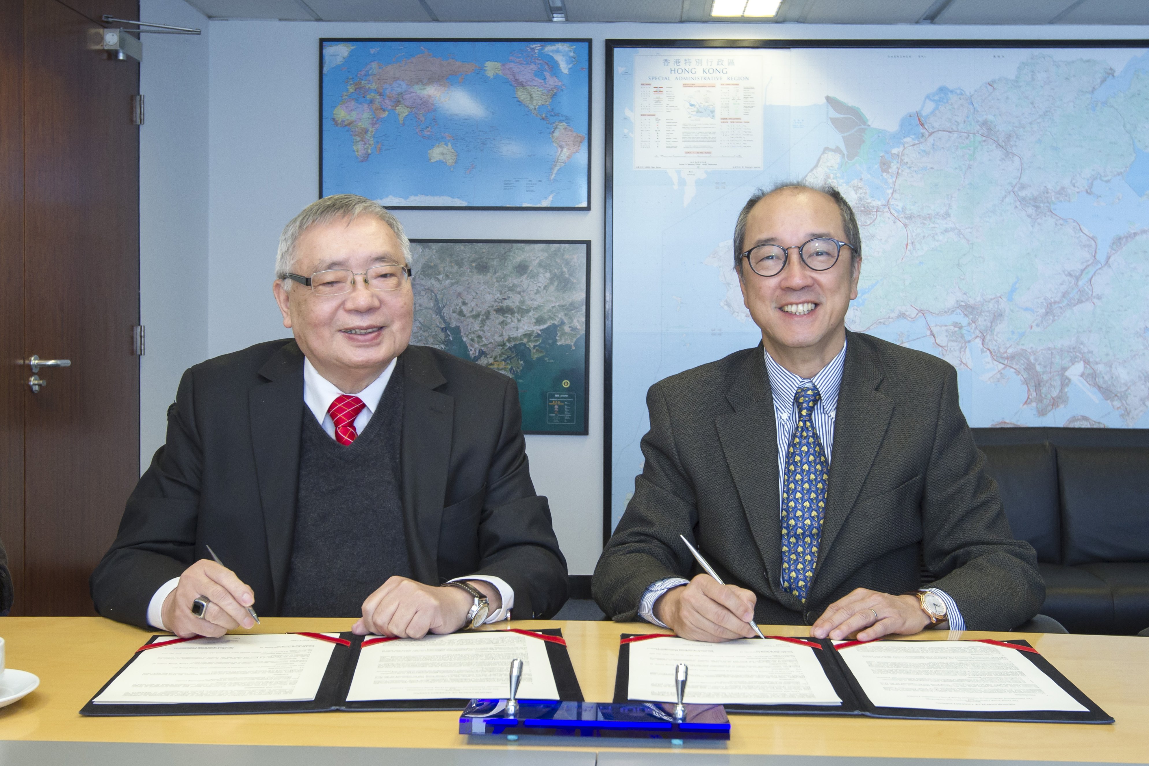  科 大 校 长 陈 繁 昌 教 授 ( 右 ) 与 奥 数 香 港 委 员 会 有 限 公 司 董 事 岑 嘉 评 教 授 签 署 备 忘 录 举 办 第 57 届 国 际 数 学 年 赛 。