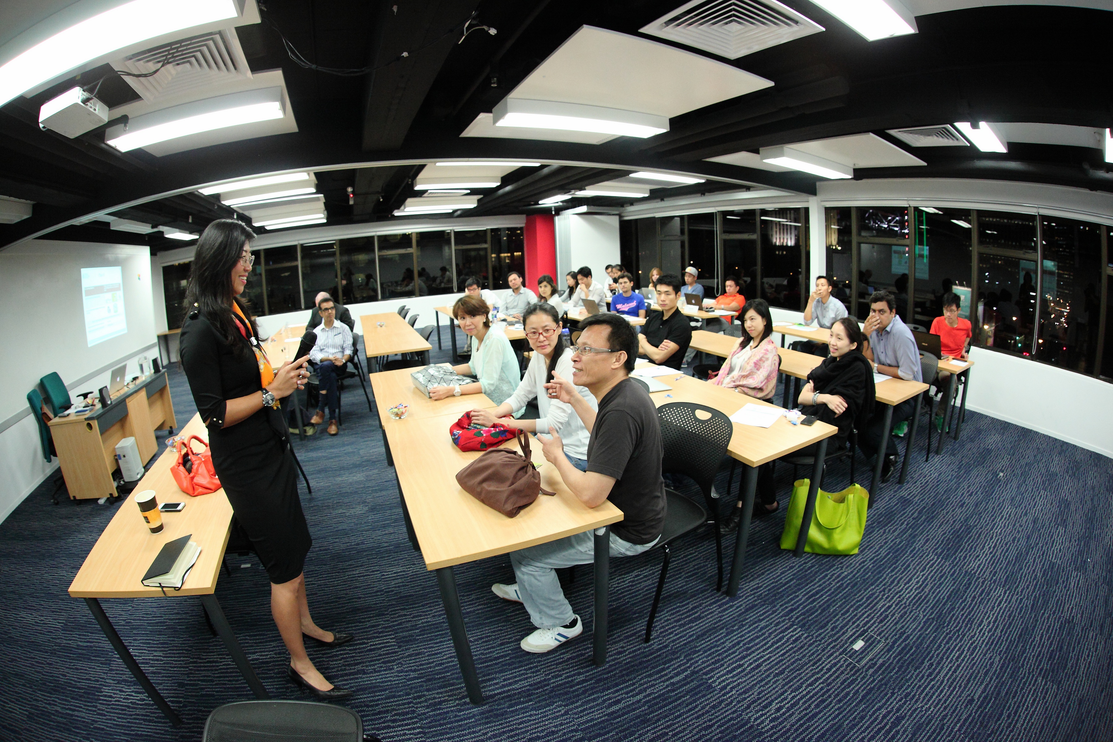  課程邀請公益創業人士及業內專家分享經驗，令學生加深了解社會的實際需要。