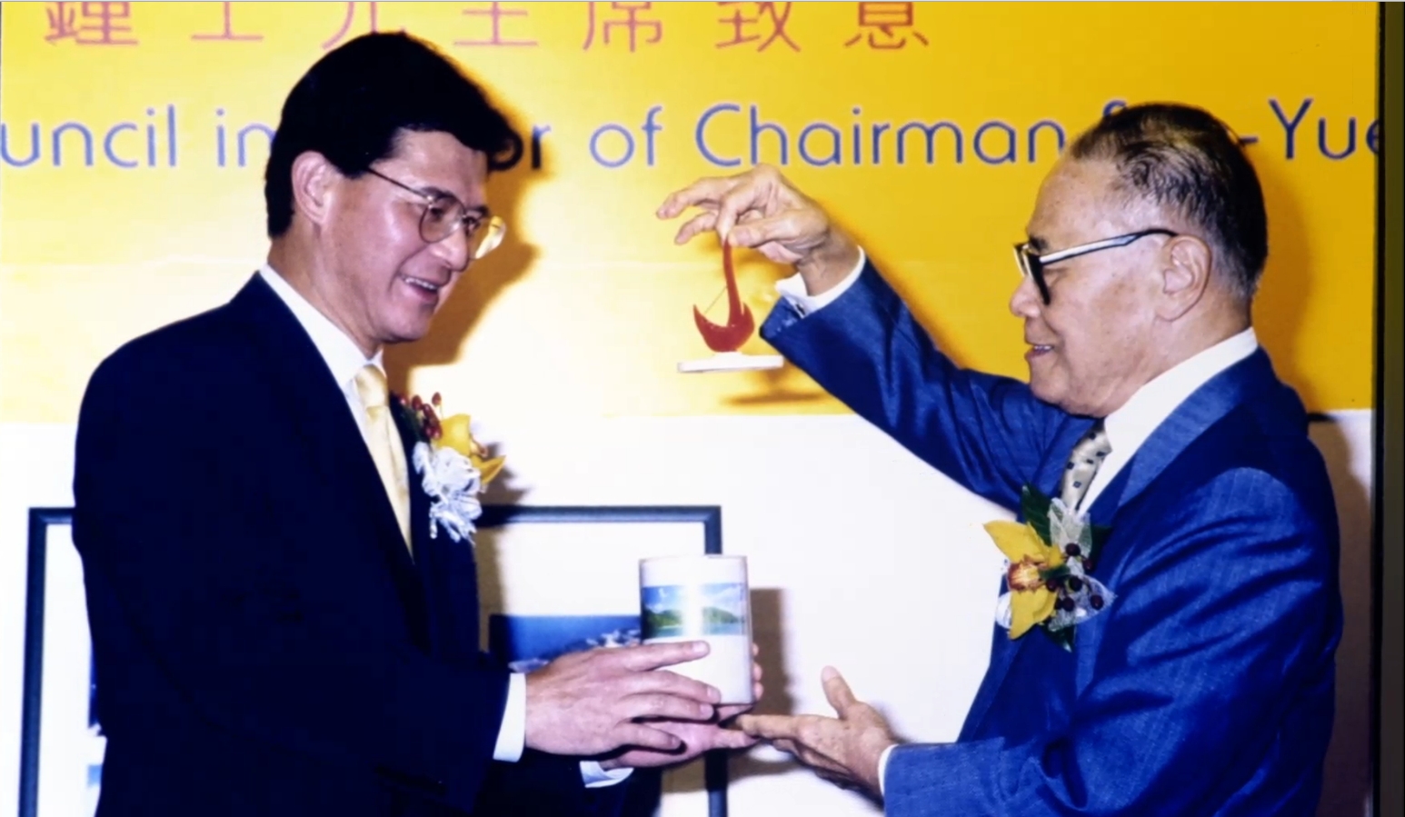  Dr. Vincent H S LO, GBS (left) was appointed as Chairman of the Council at HKUST in 1999, succeeding Dr. Chung who stepped down from the post after 11 years of service.