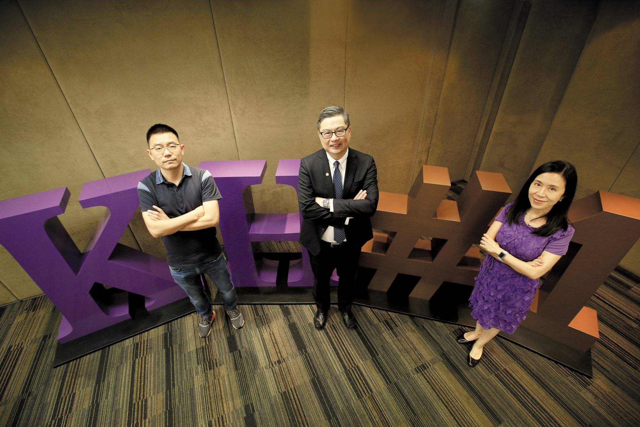  (From left) Current KH student and Co-founder of KuaiDi Mr. ZHAO Dong, Prof. TAM Kar-Yan, Dean of Business and Management of HKUST, and Ms. Judy AU, Program Director of Kellogg-HKUST EMBA Program.