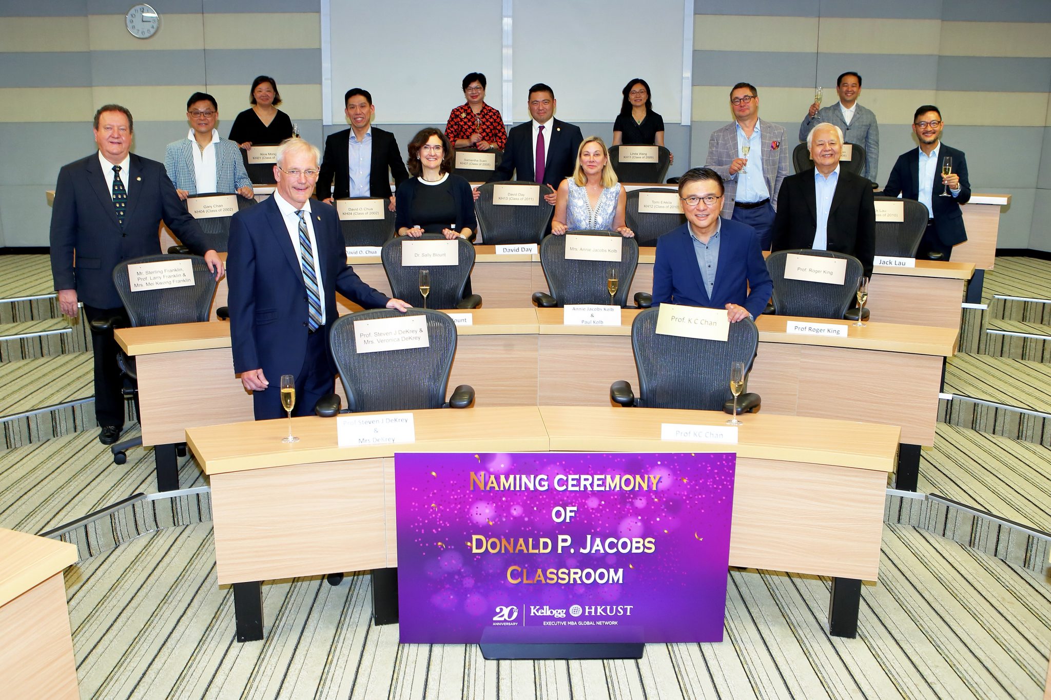  捐赠者芳名刻在获命名教室内的座椅铜牌上。