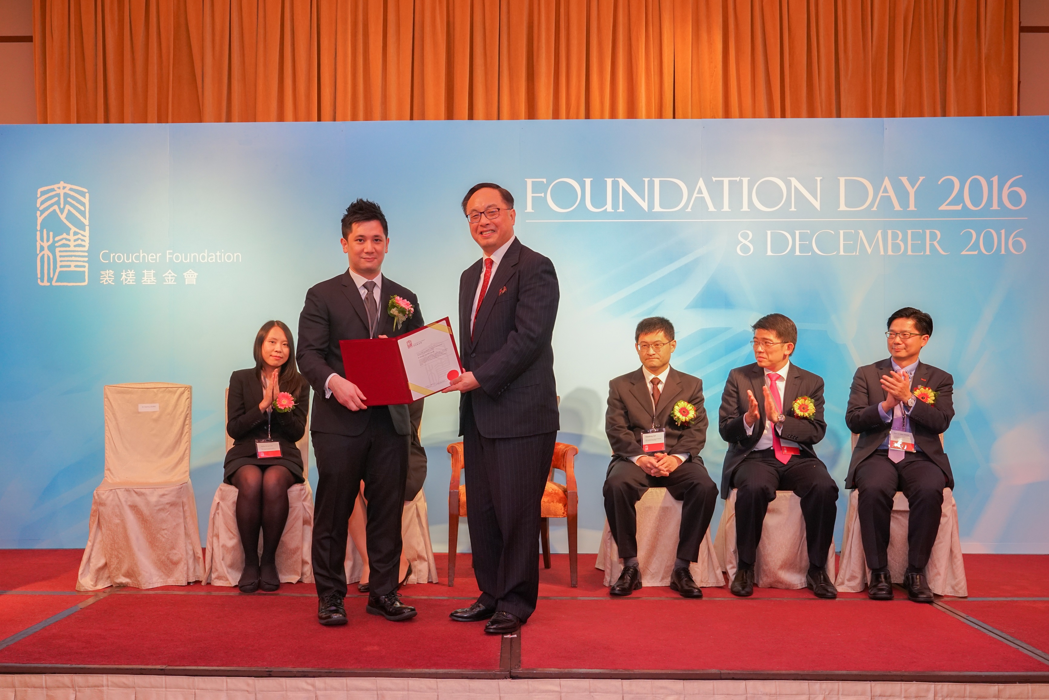  Mr Nicolas Yang, Secretary for Innovation and Technology presents the Croucher Innovation Award to Prof Danny Chi Yeu Leung (left) (Photo courtesy of Croucher Foundation) 