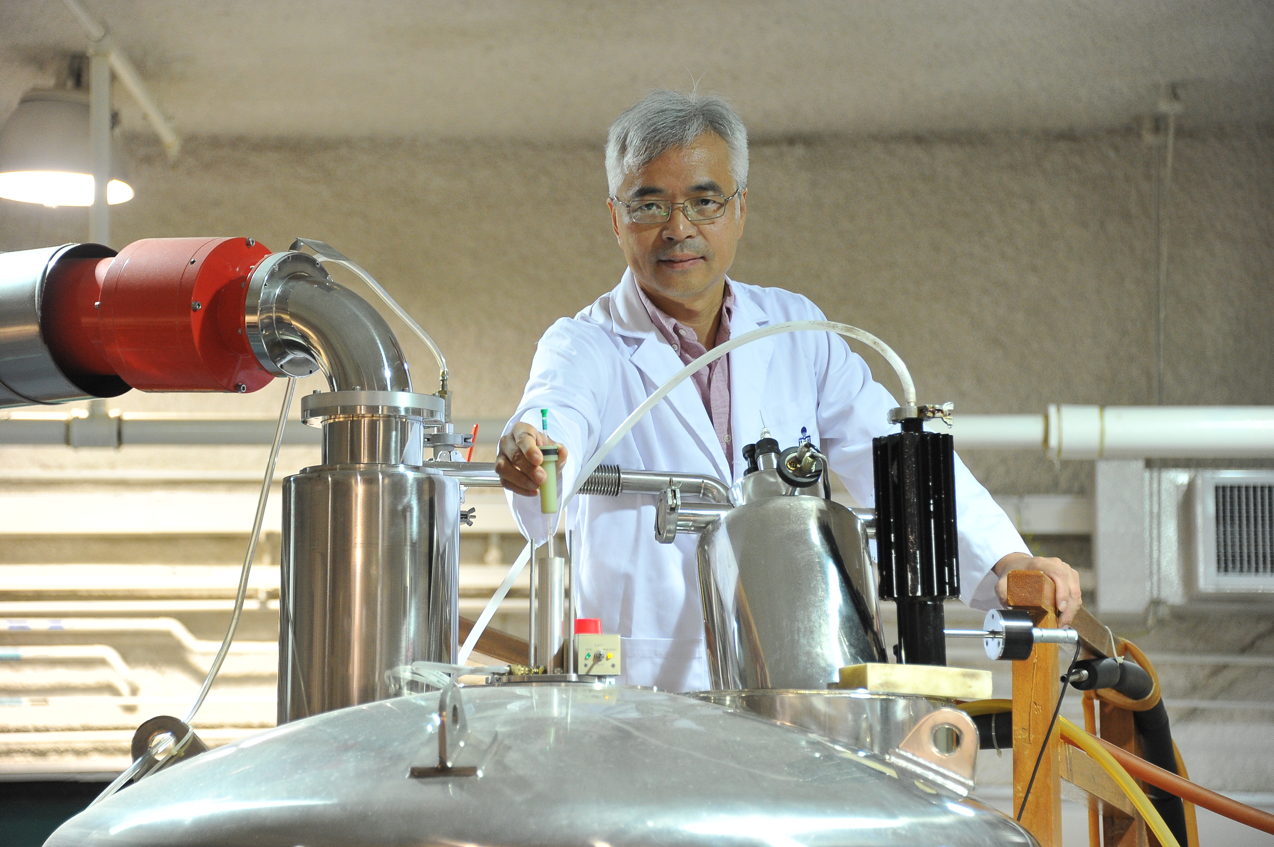  張教授把蛋白樣本放進核磁共振儀以了解其分子結構