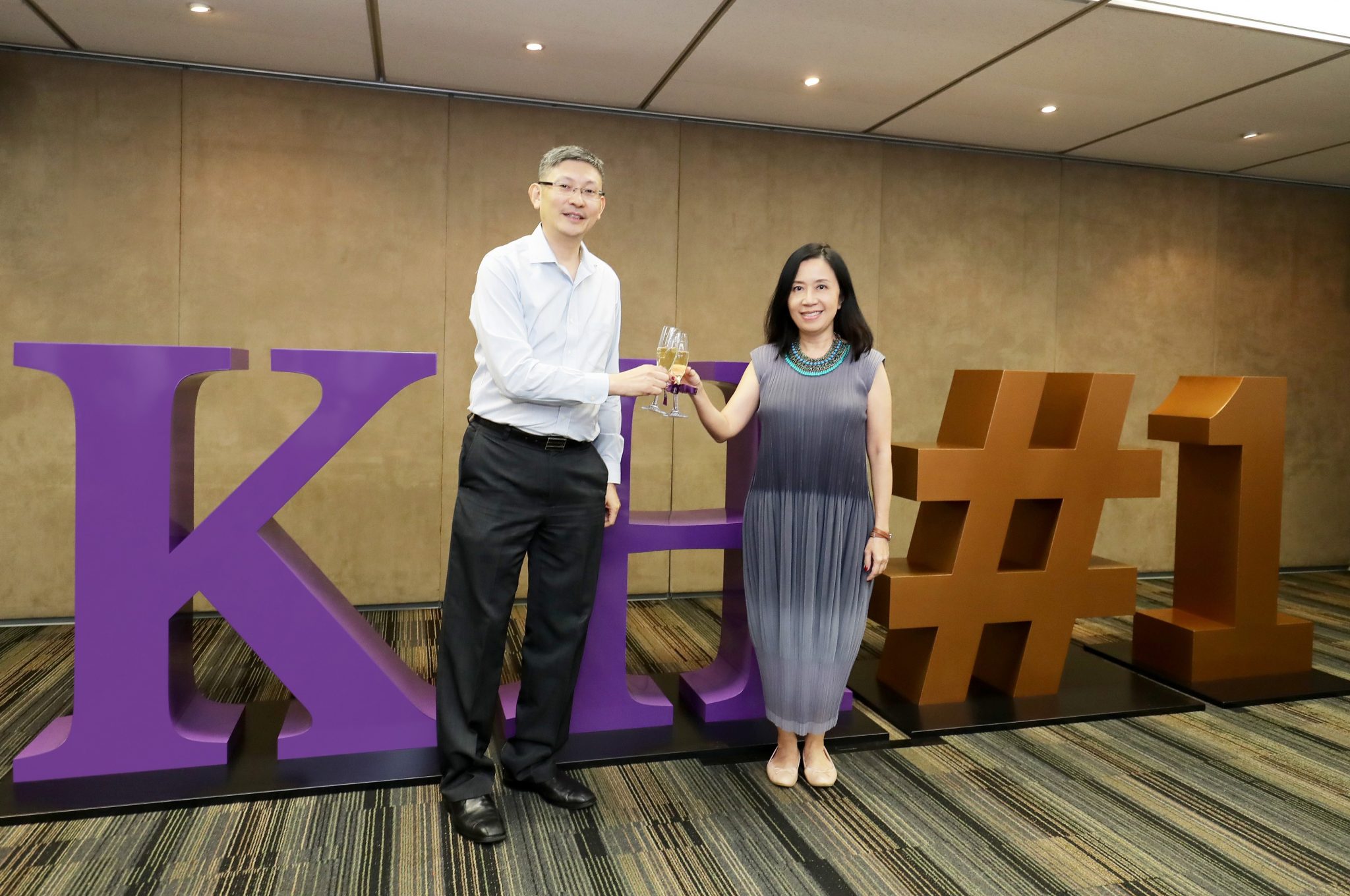  Program’s alumnus Mr John Lo (KH Class 2011), Chief Financial Officer of Tencent Holdings Ltd, and Program Director Ms Judy Au