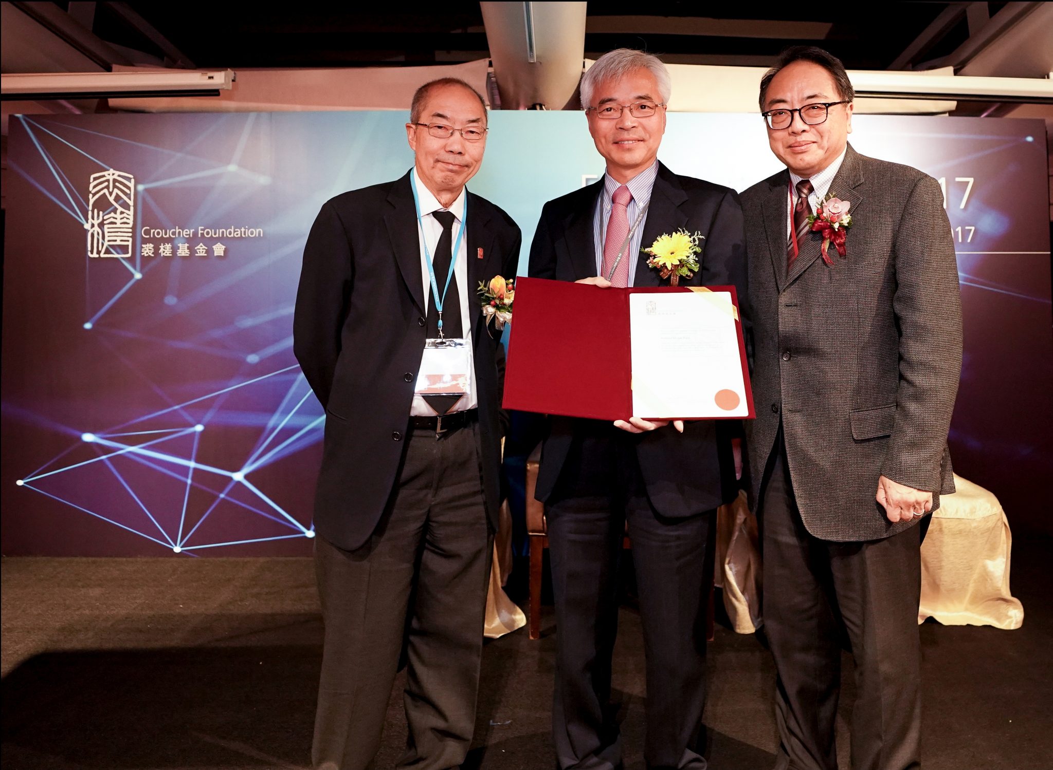  張教授於裘槎基金會頒獎典禮上獲裘槎基金會董事局主席麥德華教授(左) 及港科院院長徐立之教授(右)頒發裘槎優秀科研者獎2018-2019照片來源﹕裘槎基金會