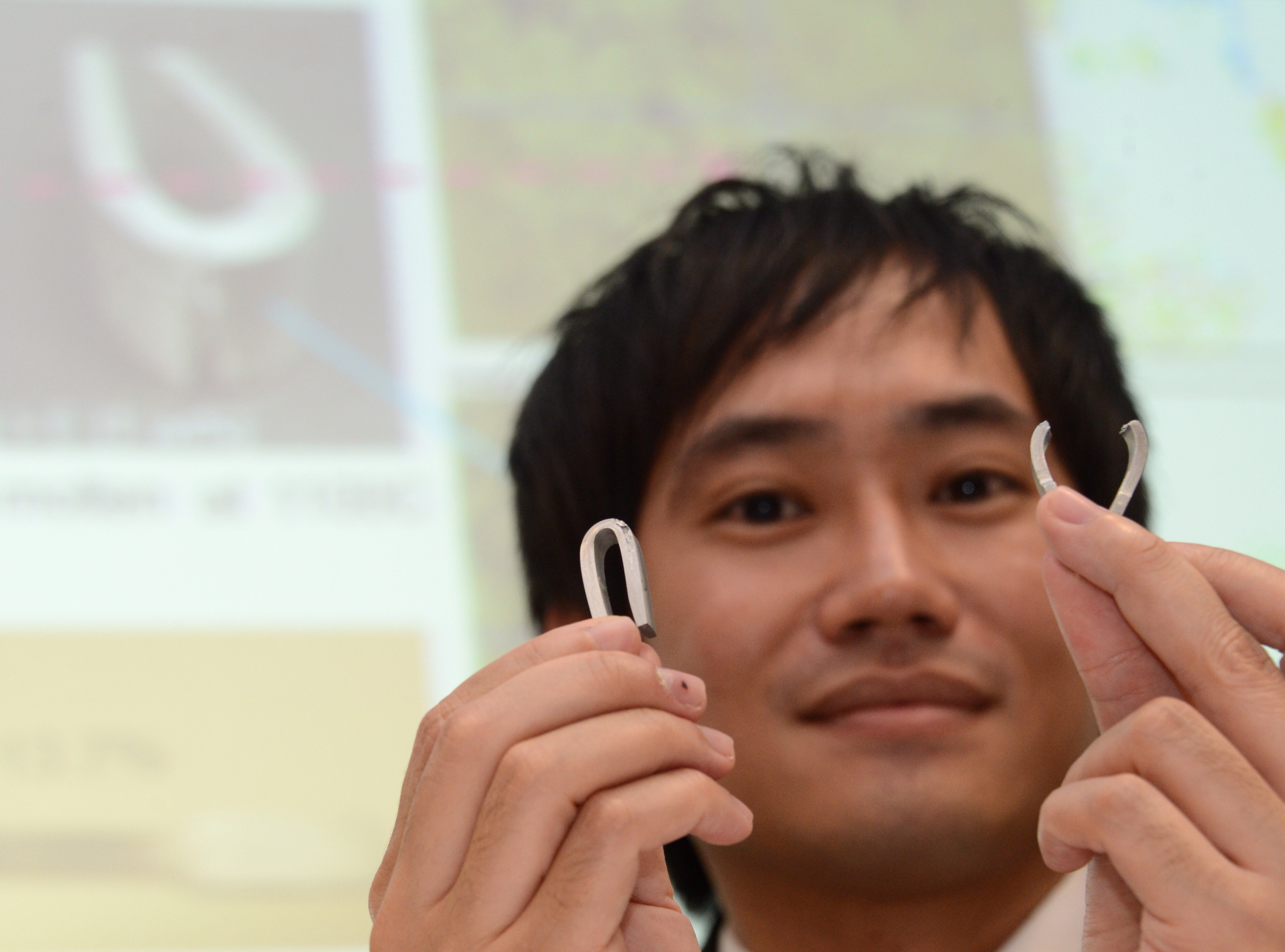  土木及環境工程學系陳銳斌教授介紹其團隊研發的新鋁合物