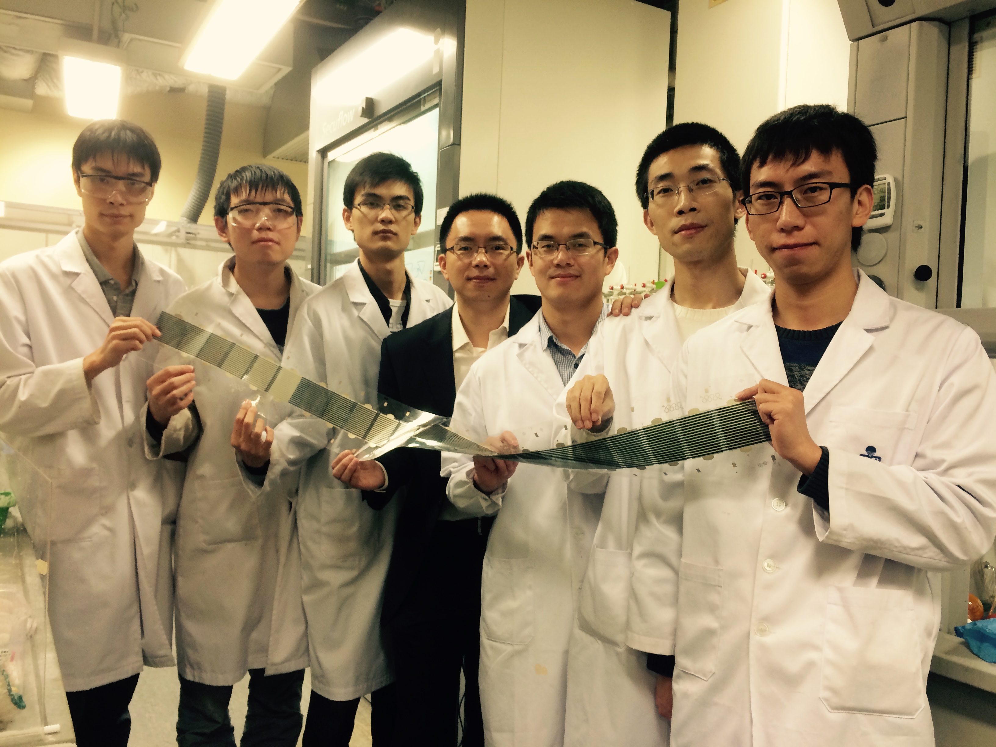  顏河教授（中）及其科研團隊成員（左起）﹕蔣奎，李正珂，胡華偉，劉宇航，趙靖波及林浩然。