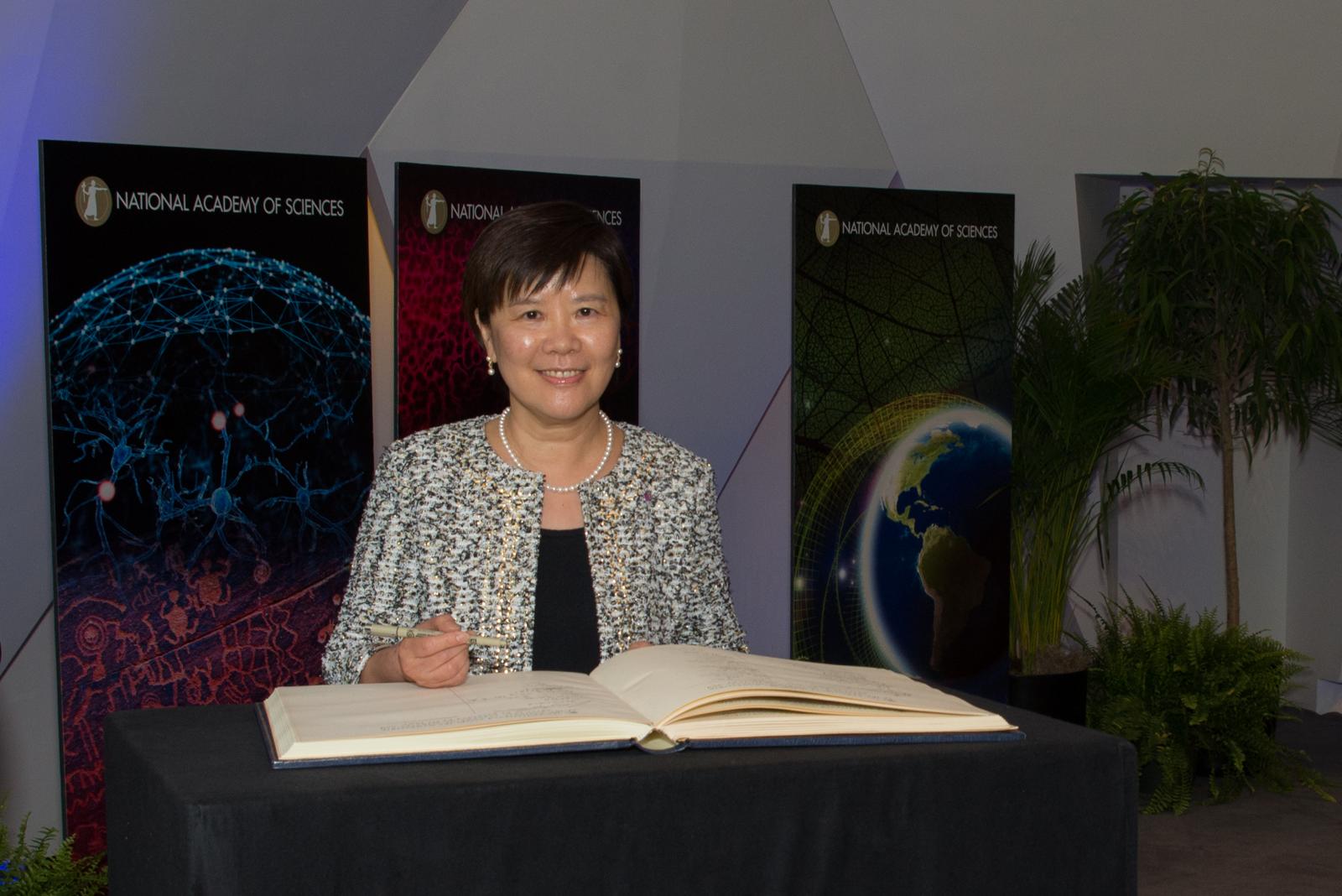 2005年葉教授獲美國國家科學院選為外籍院士,是美國科學界的最高榮譽之一。