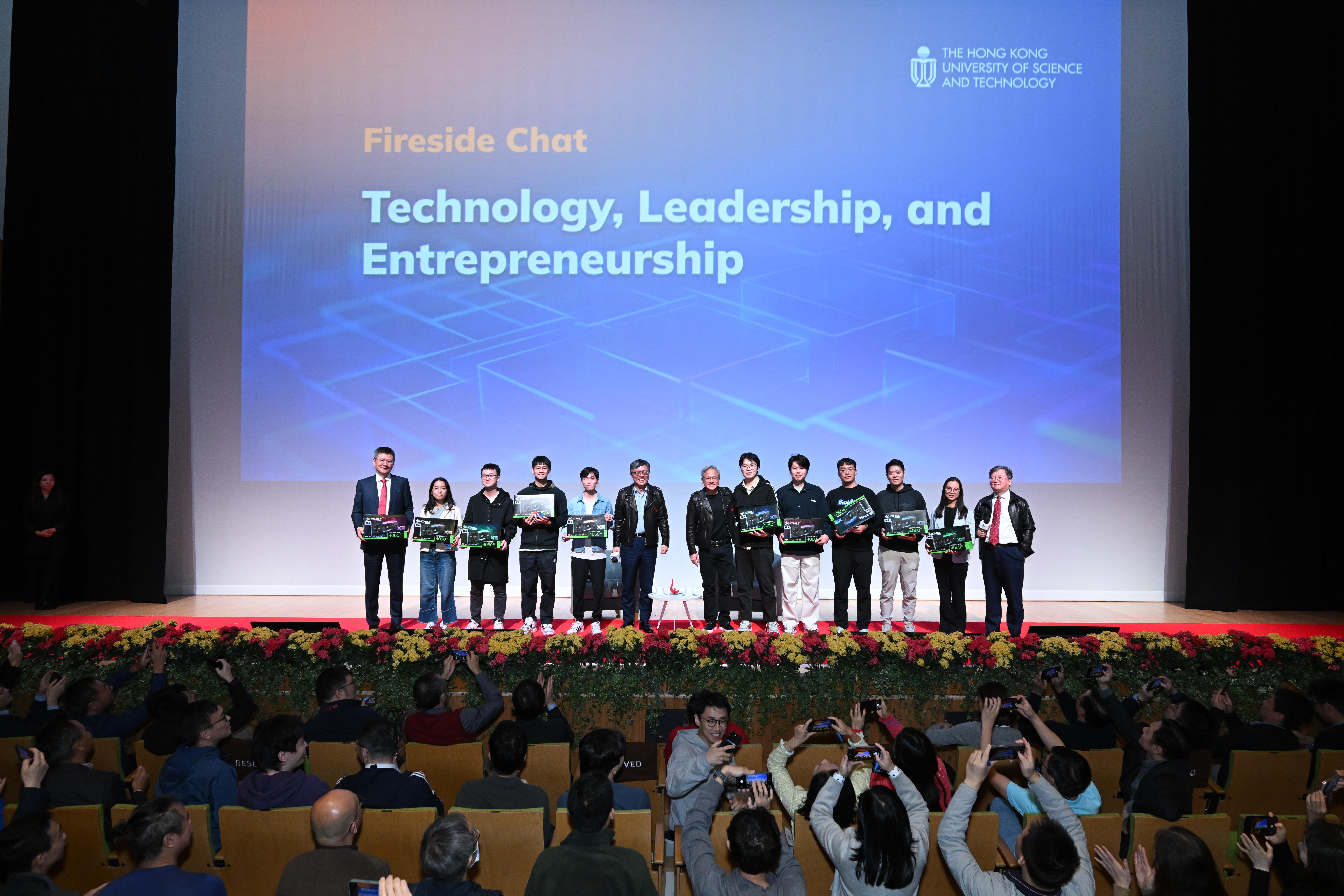 黃博士向幸運兒贈送NVIDIA強大的GeForce RTX™顯示卡，在熾熱的氣氛中為活動畫下句點。