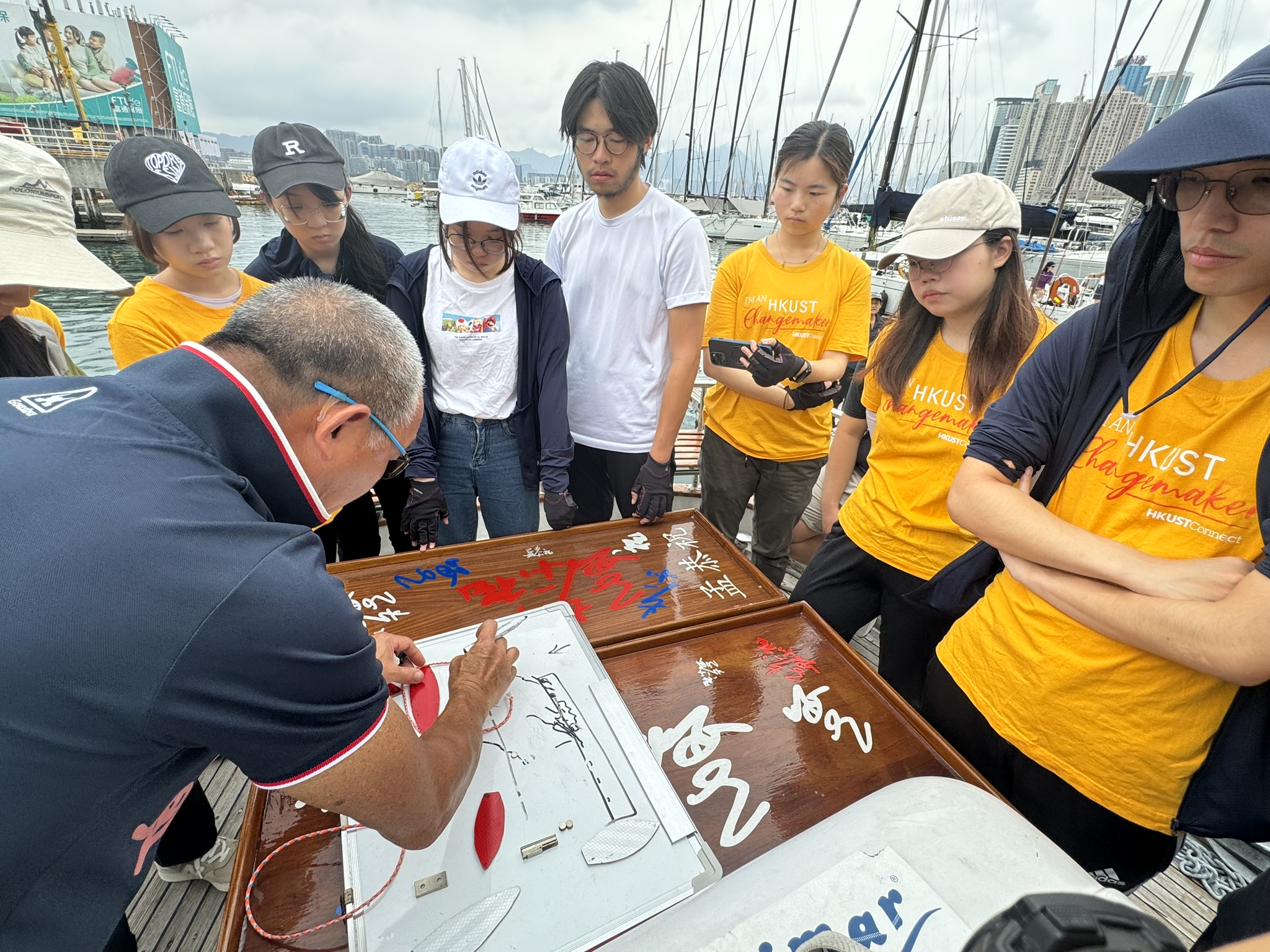 Andy Sir 非常重視學員的學習態度，Edith（右三）會用手機拍下訓練的重點內容，幫助自己溫故知新。