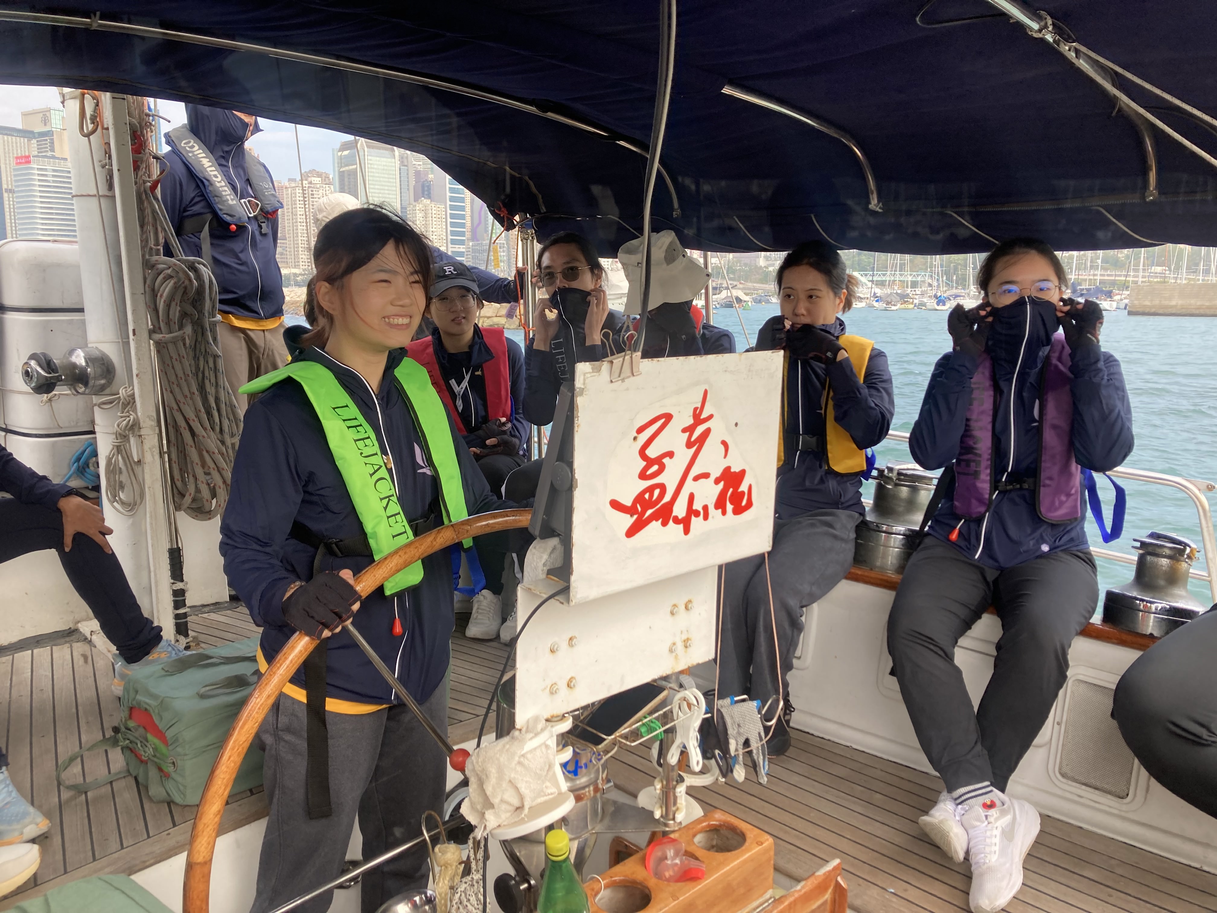 参加计划后的Edith变得开朗及好动，更勇于尝试未知的事物。图为Edith学习驾驶帆船。