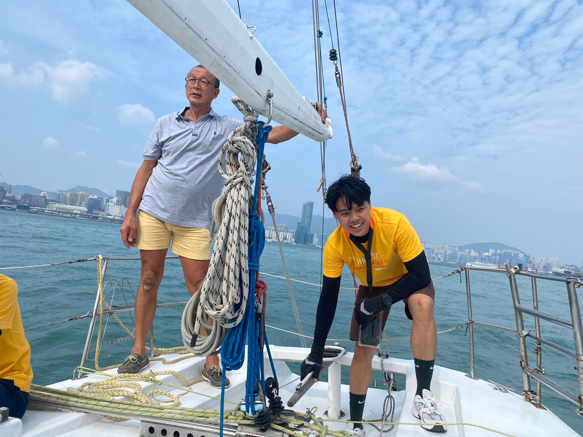 Rico（右）參與第一屆科大青年啟航閃耀計劃後，在第二屆計劃中擔當Andy Sir（左）的「助教」，協助指導其他同學。