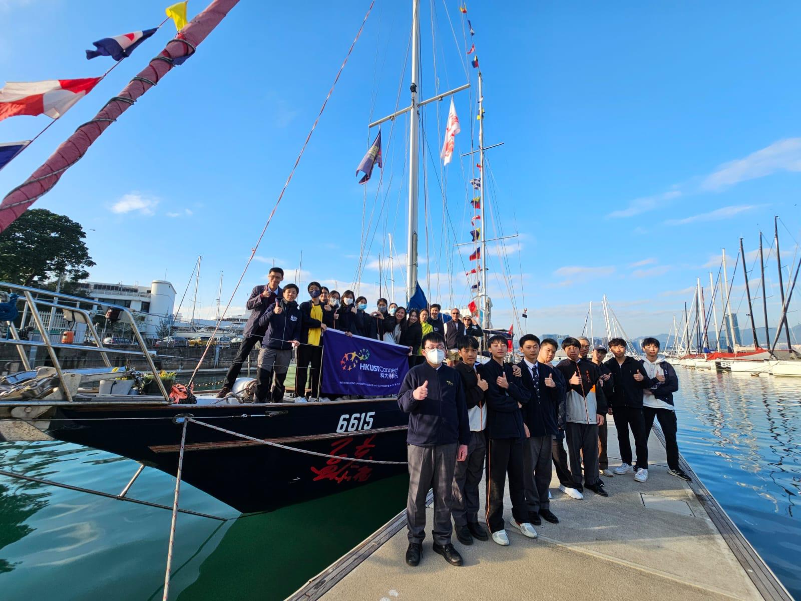 除了航船訓練外，同學亦會學習籌劃以帆船為平台的社會服務活動。圖為同學與服務對象於孟恭祝號合照留念。