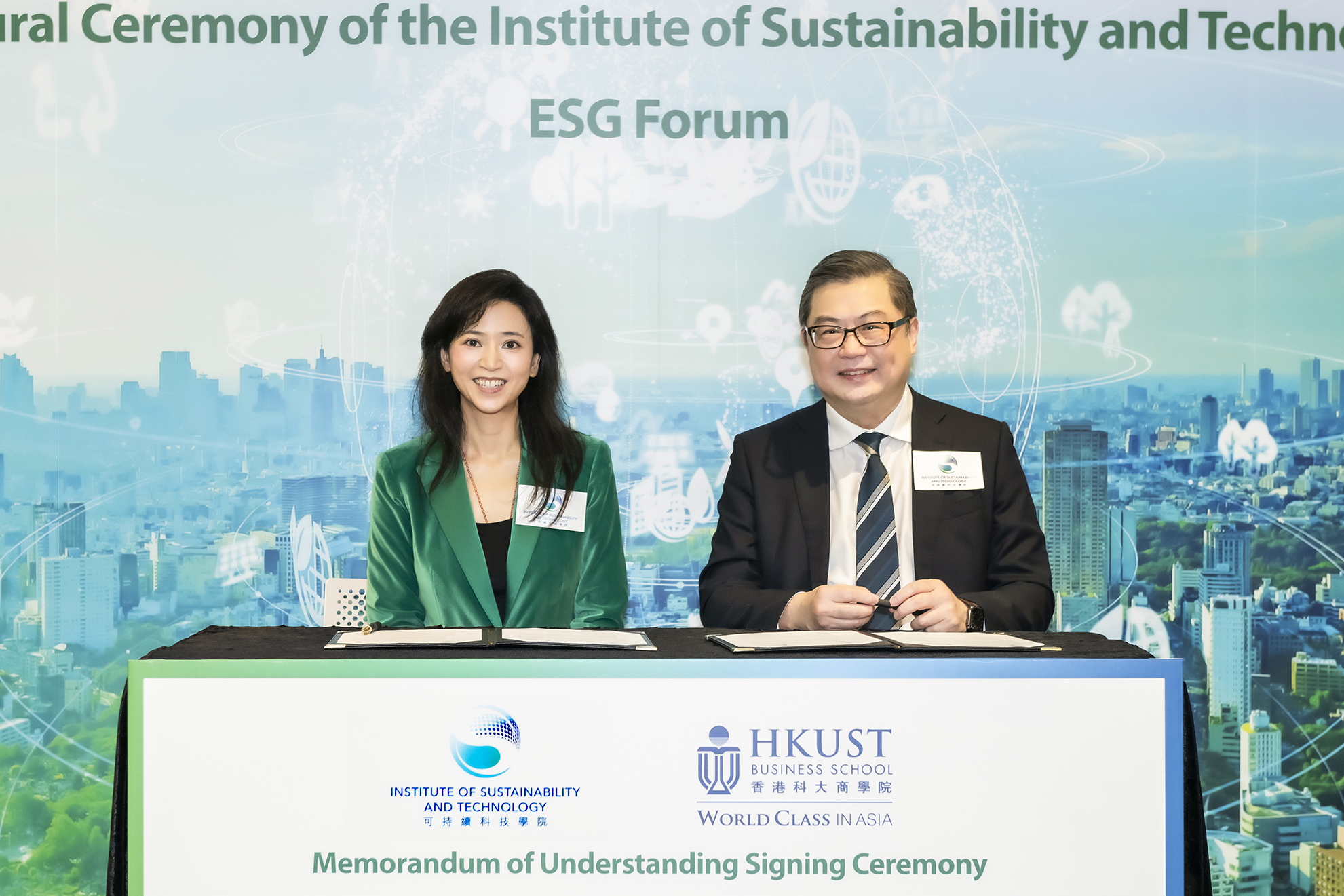Ms. Poman Lo, Founder & Faculty Advisor of The Institute of Sustainability and Technology, Adjunct Professor of Department of Management at HKUST (left), and Prof. Tam Kar Yan, Dean of HKUST Business School (right) sign MoU to affirm the strategic partnership