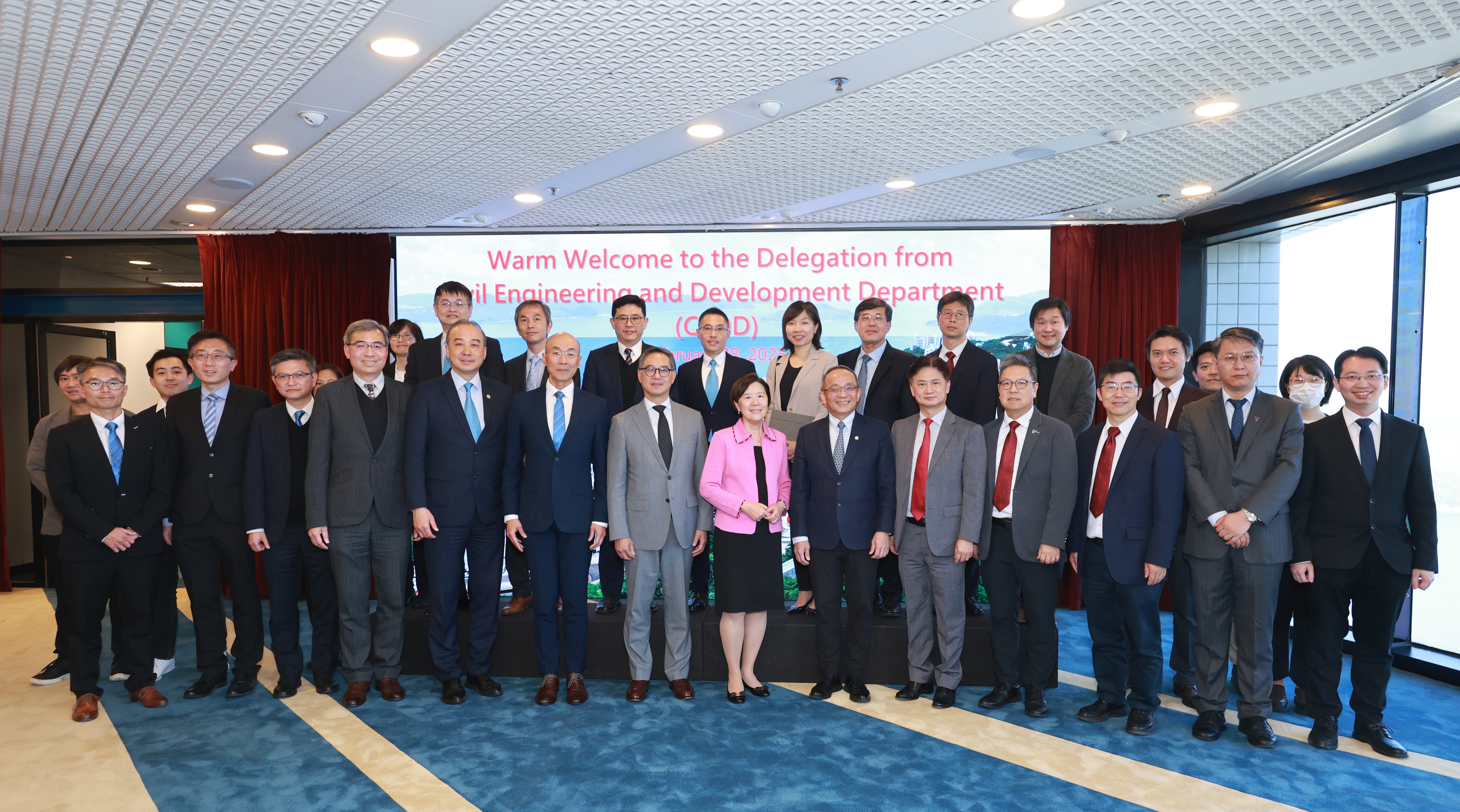 Group photo of the delegations from DEVB , CEDD, and HKUST. 