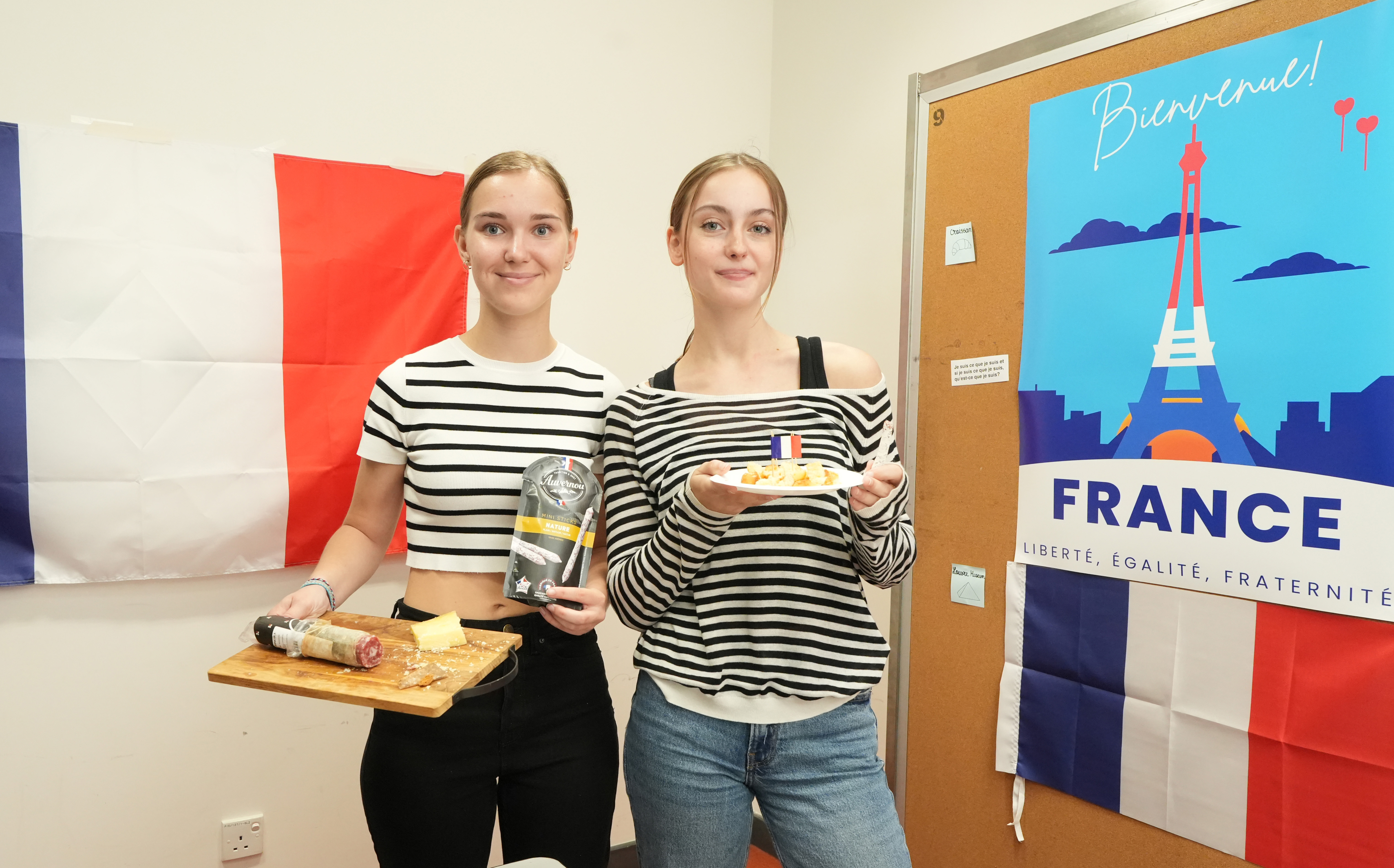 法國同學介紹當地流行的法式滾球「Pétanque」與編織繩藝「Scoubidou」，並分享瑪德蓮蛋糕（Madeleines）等傳統食品。