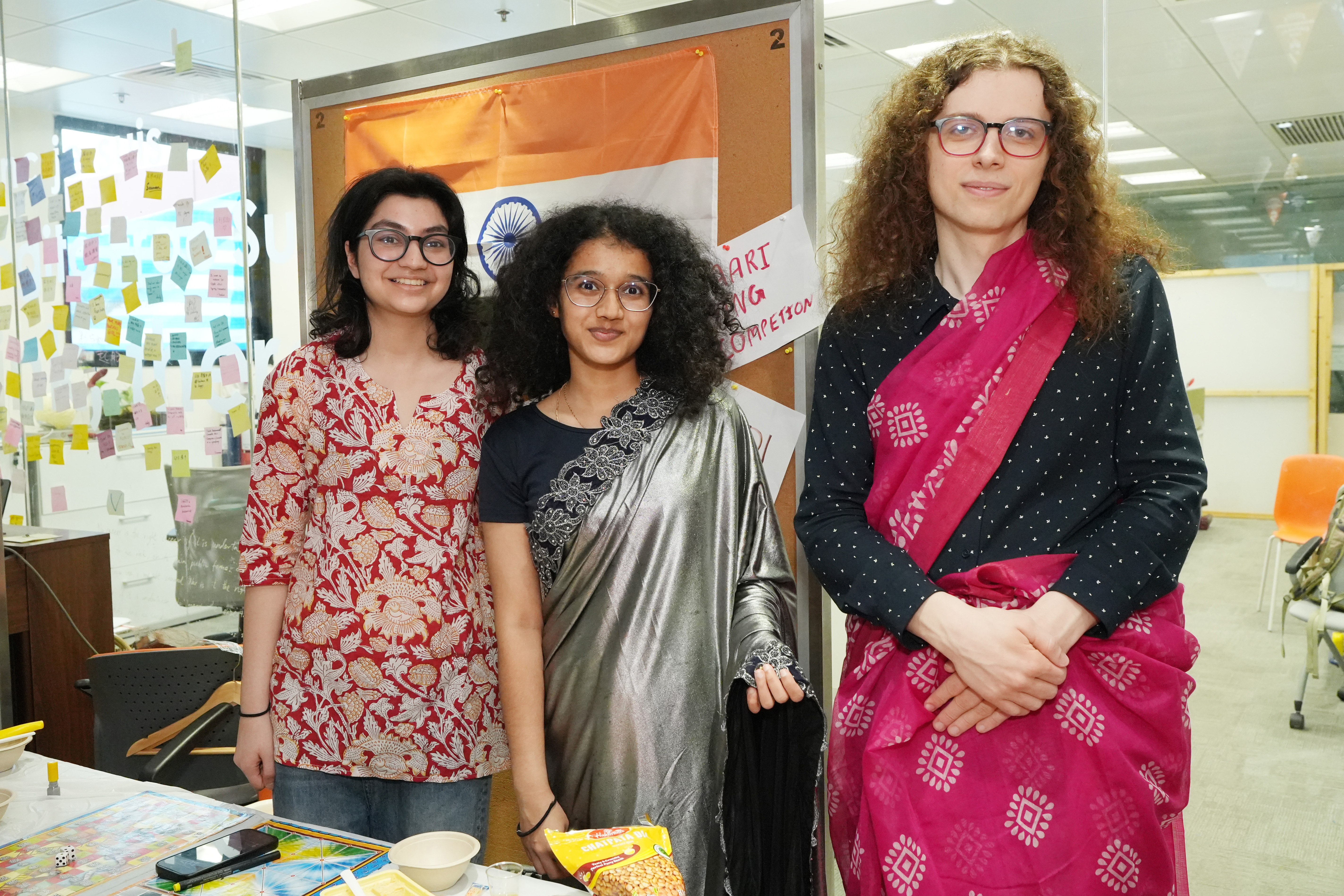 法國同學（右一）穿上印度傳統服飾打卡留念。