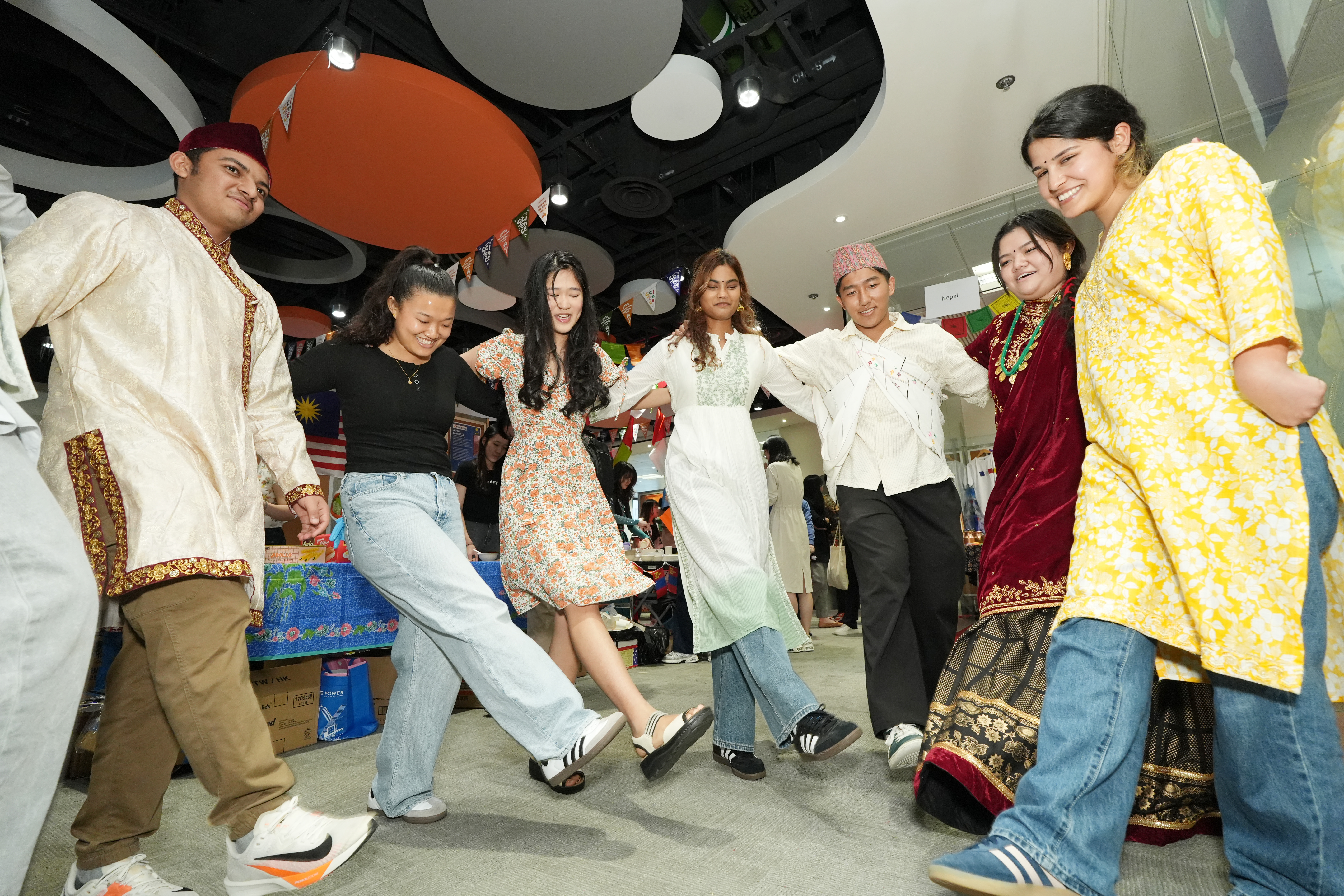 尼泊爾同學向在場師生介紹傳統民俗舞蹈。