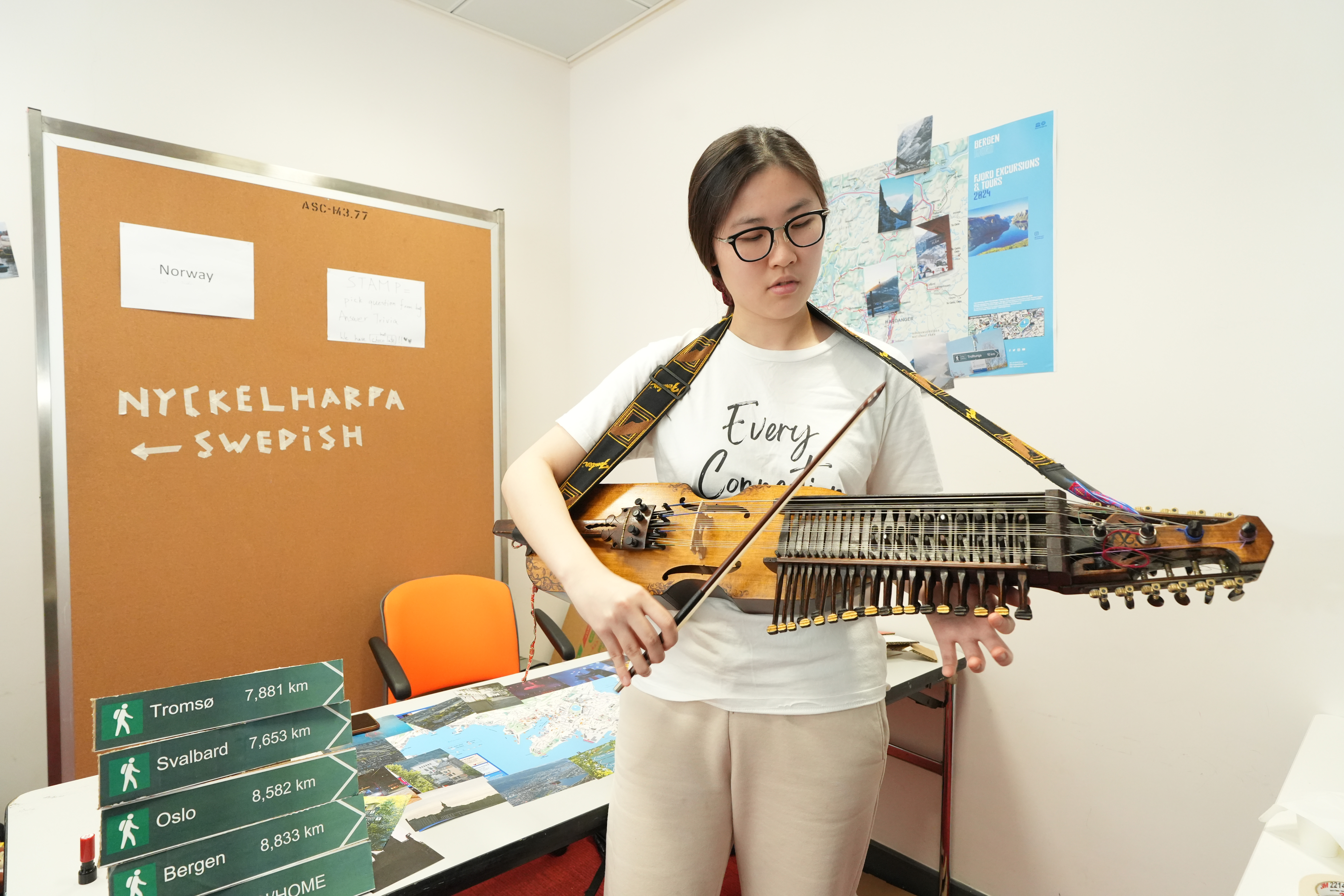 瑞典同學演奏該國傳統民俗樂器「Nyckelharpa」，讓同學在悠揚樂聲中感受濃厚的北歐風情。