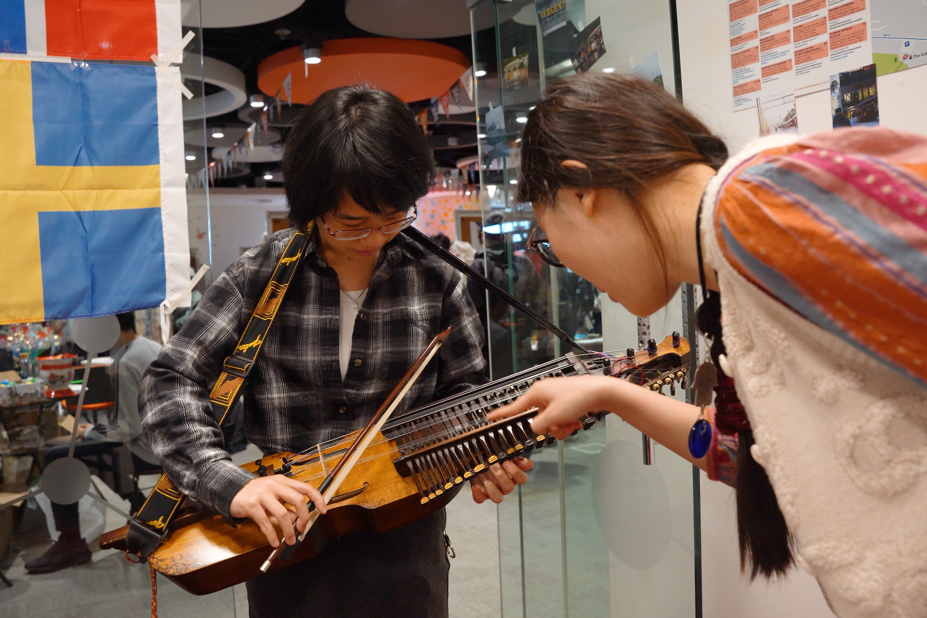 瑞典同學演奏該國傳統民俗樂器「Nyckelharpa」，讓同學在悠揚樂聲中感受濃厚的北歐風情。