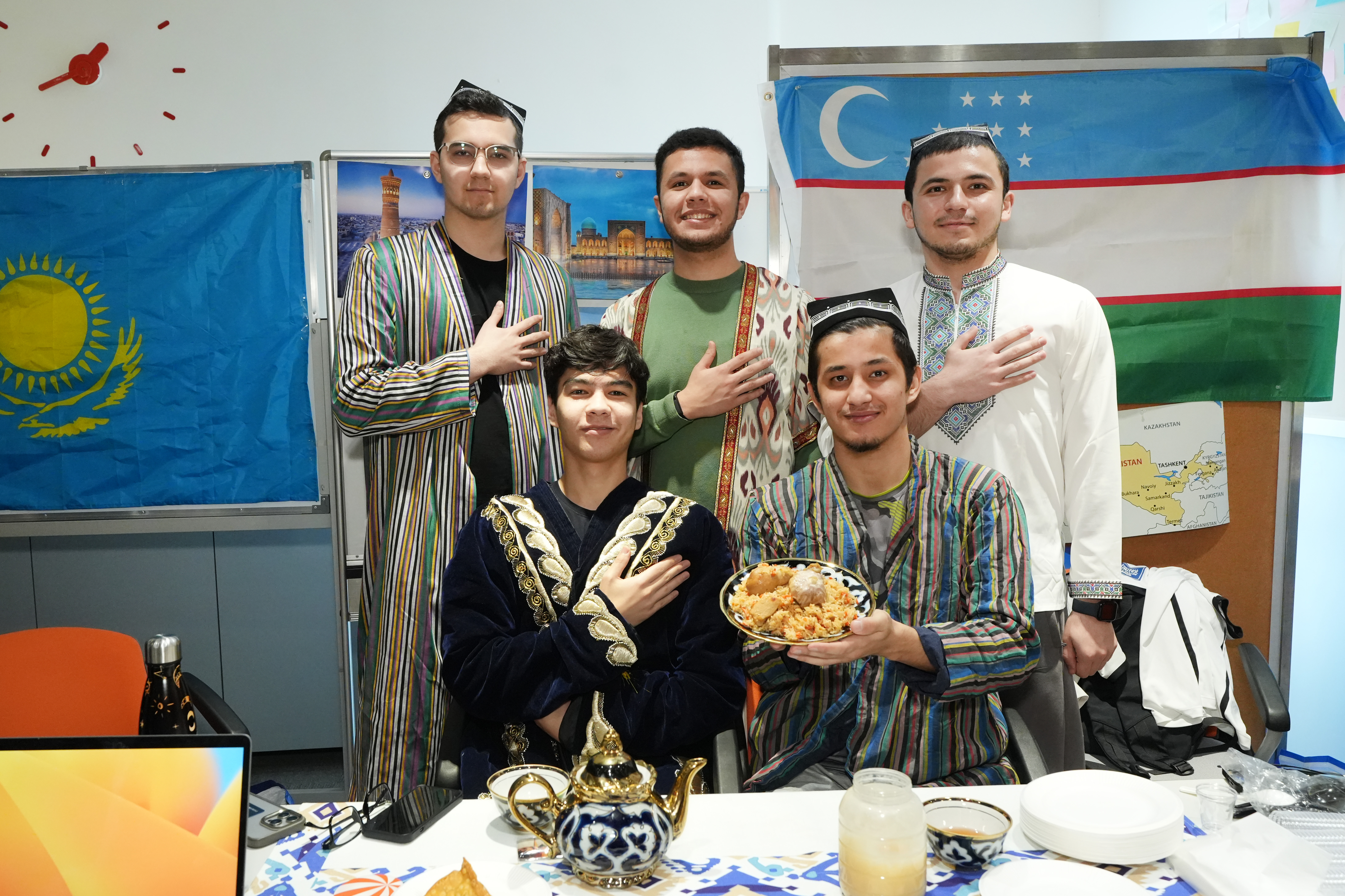 今年首度參與「環球文化祭」的烏茲別克斯坦同學，分享他們的傳統美食。