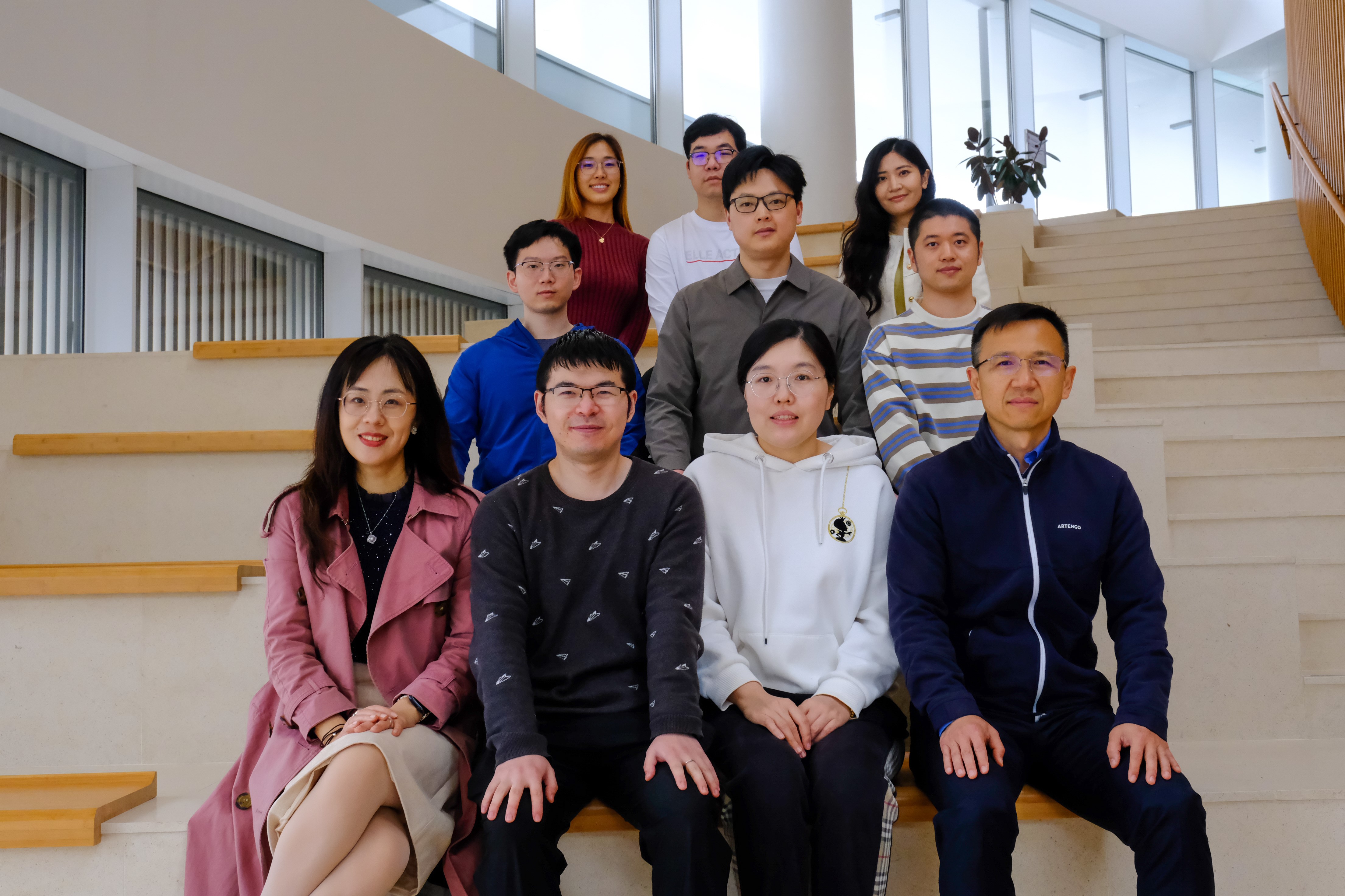Figure 1: Prof. LIU Kai (first right, front row) from the Division of Life Science and Department of Chemical and Biological Engineering and his research team, alongside with Prof. WANG Yiwen (first left, front row) from the Department of Electronic and Computer Engineering and the Department of Chemical and Biological Engineering.