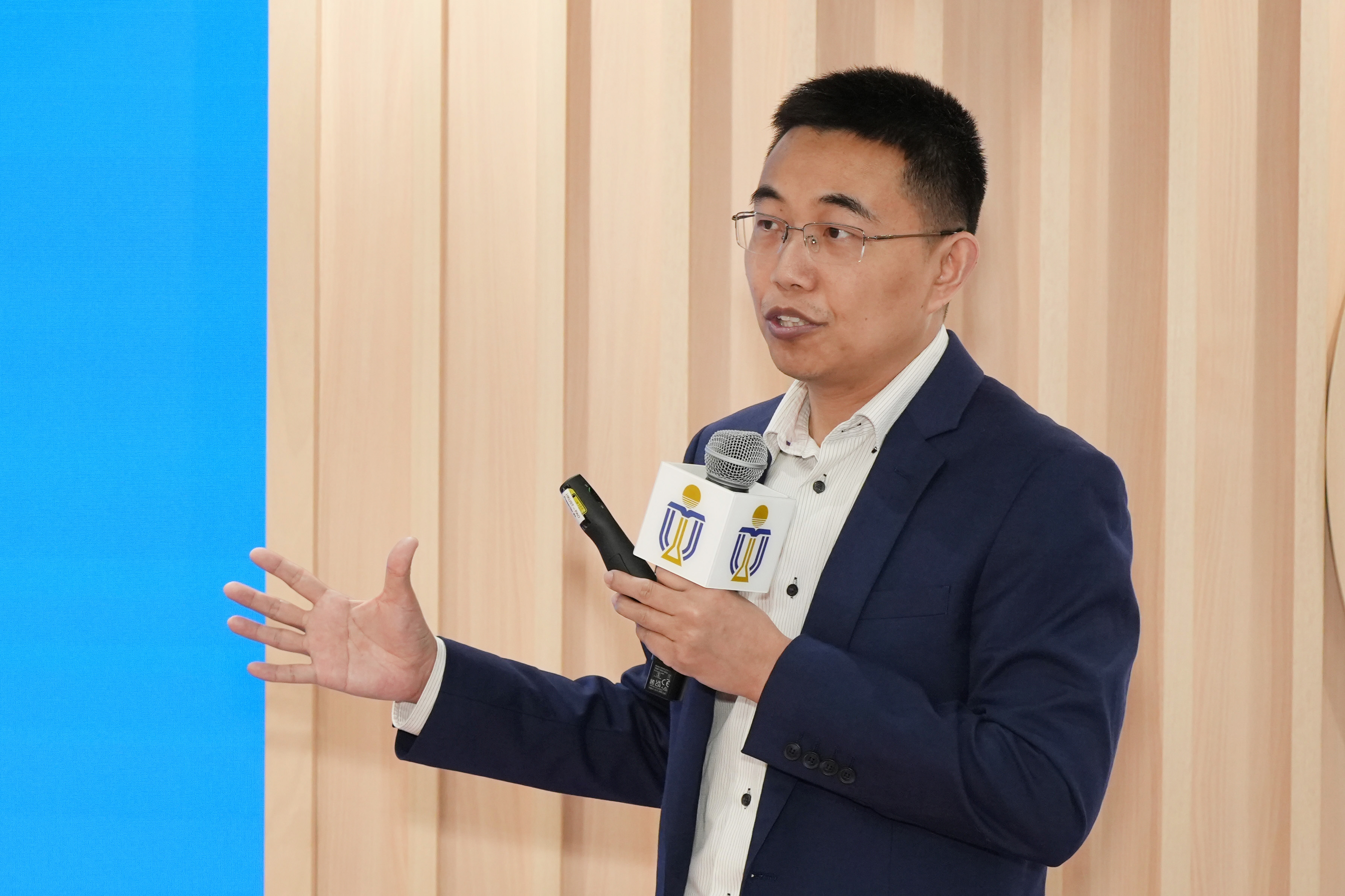 Prof. Shen introduces three innovative smart medical devices that integrate AI with robotics technology for health monitoring, surgical assistance, and rehabilitation.