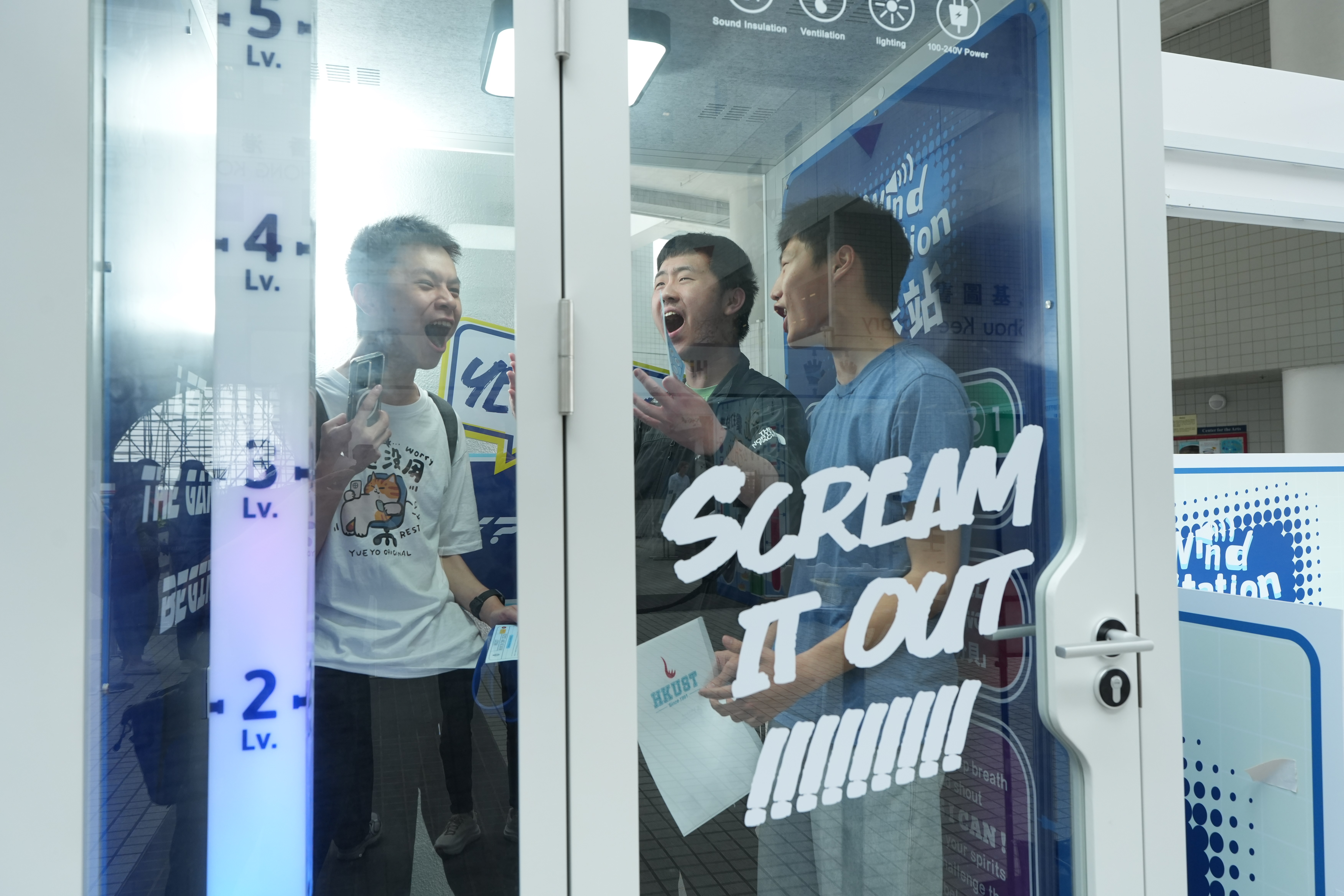 現場亦設有一個「尖叫區」，供參加者進入密閉的玻璃室內盡情大叫，釋放壓力！