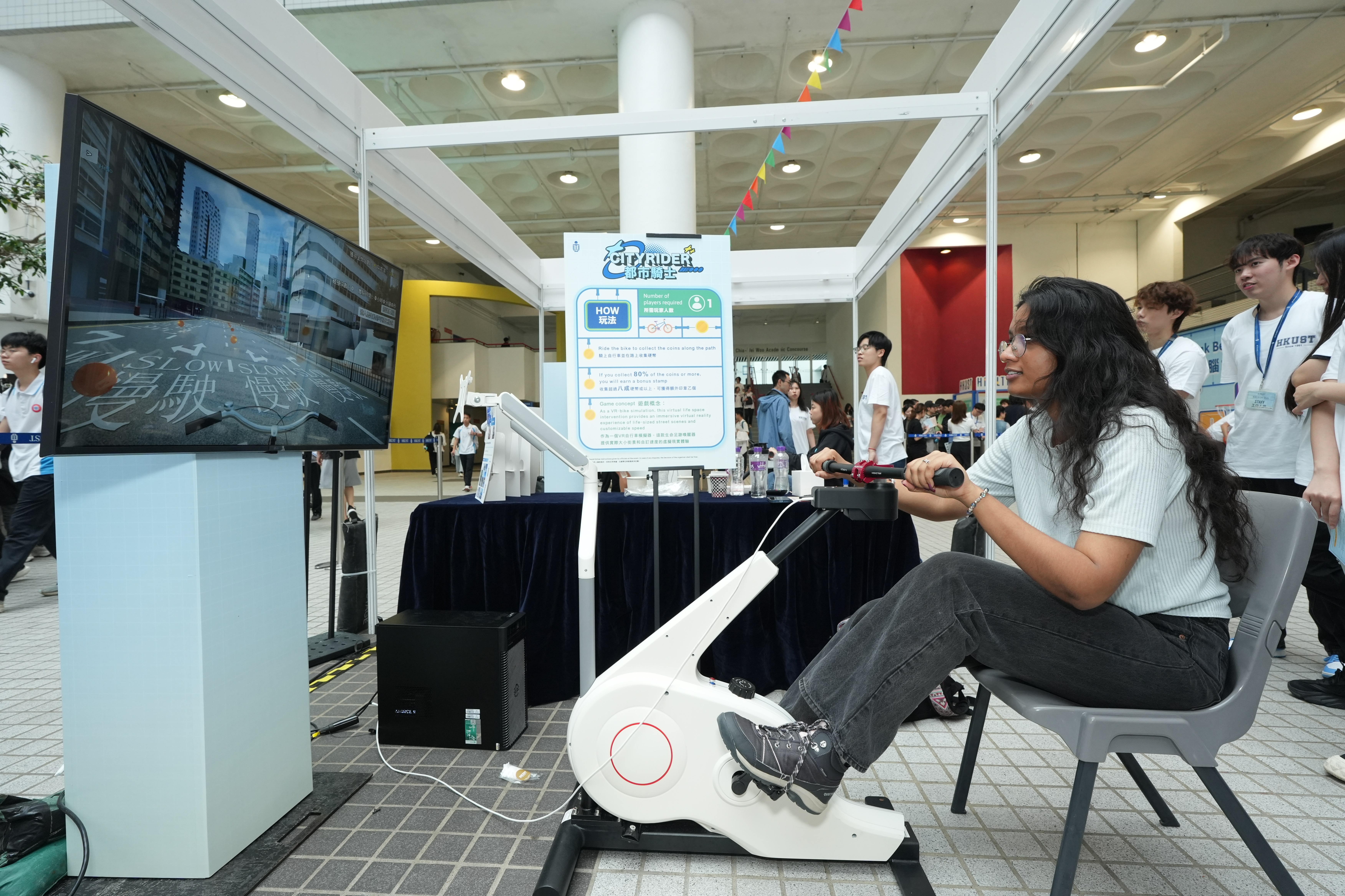 其中科大老齡科學研究中心更提供VR健身單車機，結合虛擬街景，讓參加者由科大踩單車「出發」遊歷九龍市區。此設備平日設置於長者復康中心，旨在提升長者的運動能力及認知能力。