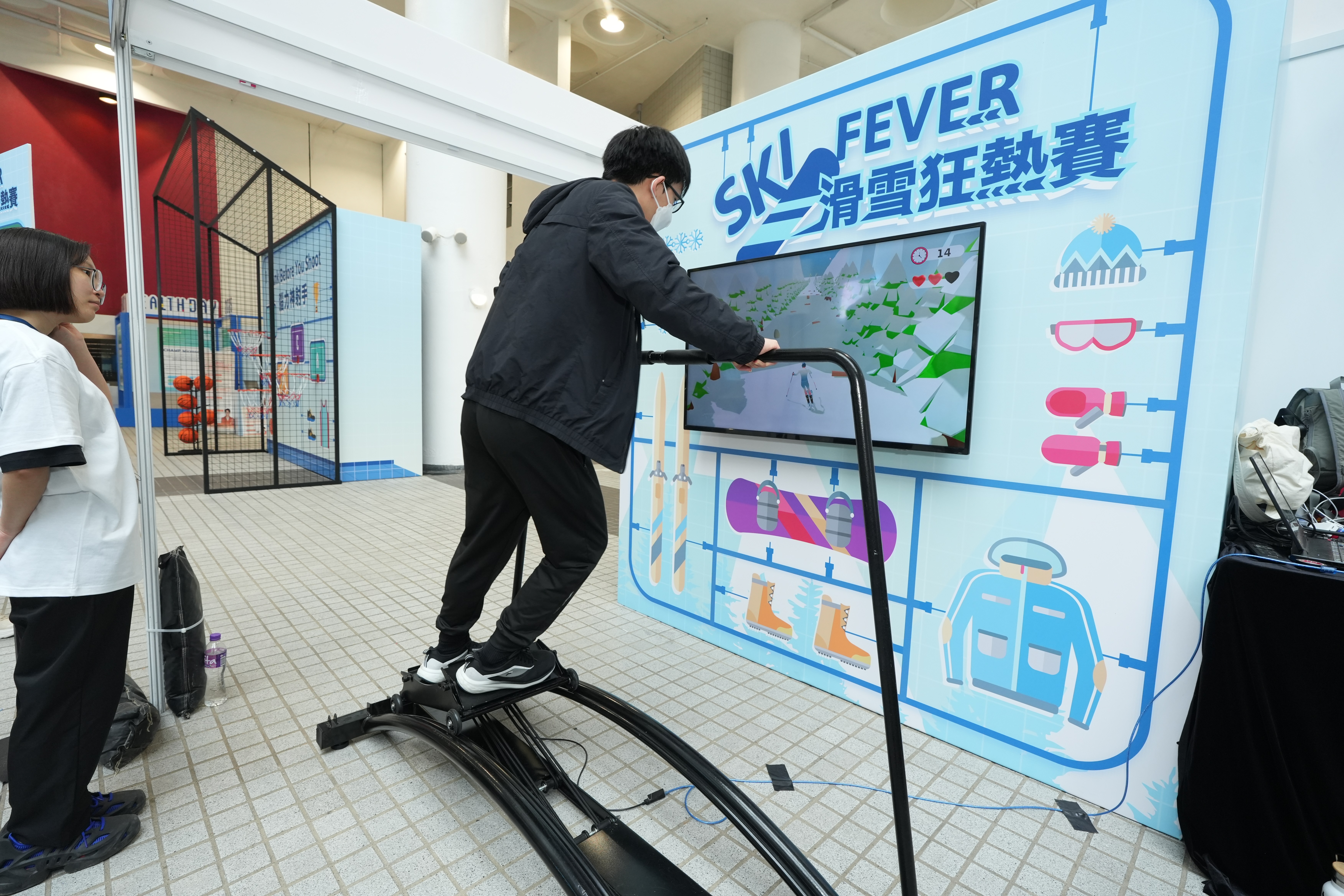 參加者需踏上「虛擬雪道」，躲避障礙物。