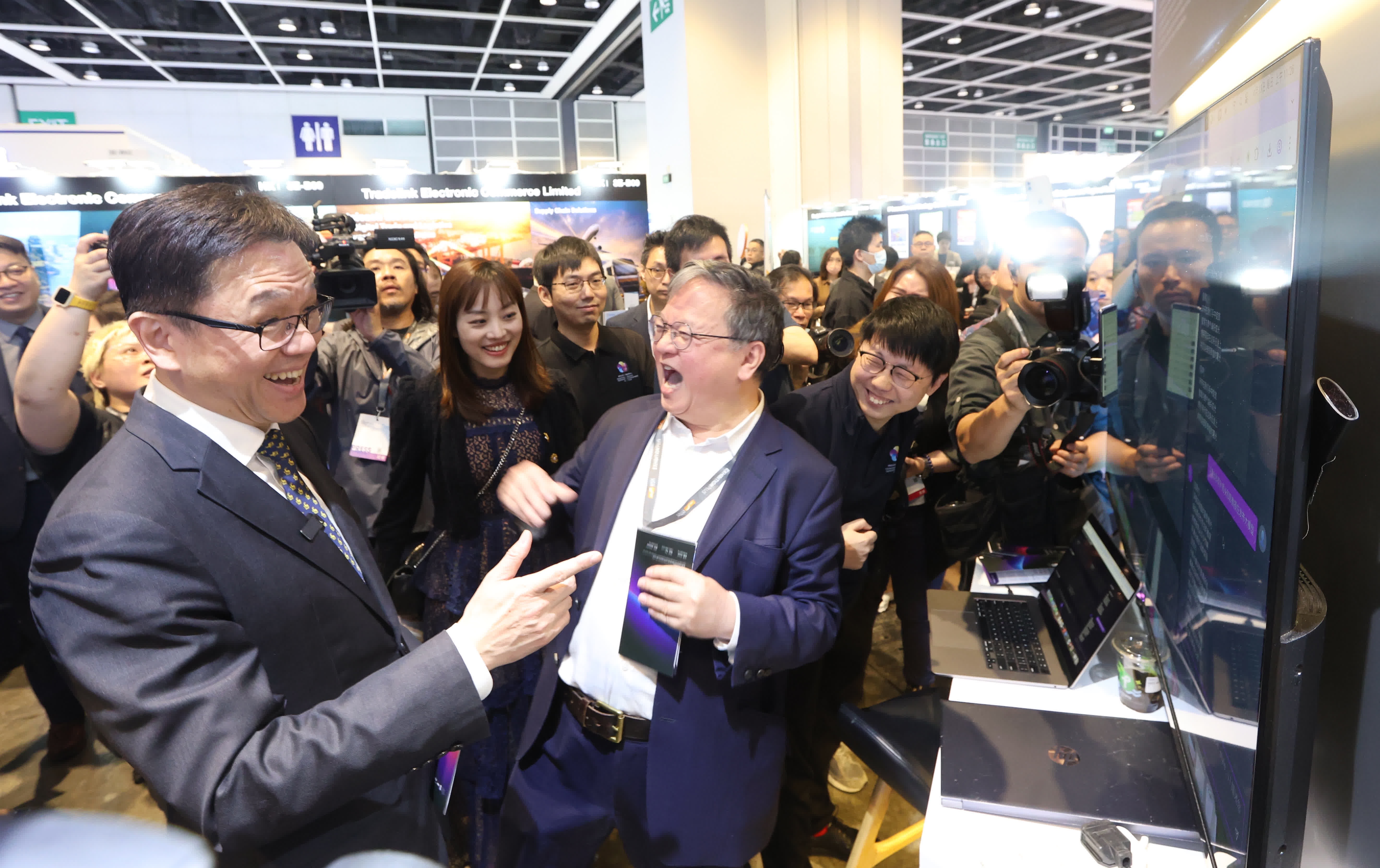 Prof. Guo (front row second left) introduced the product Hum2Song displayed by HKGAI to the visiting Prof.Dong SUN(front row first left),Secretary for Innovation, Technology and Industry.