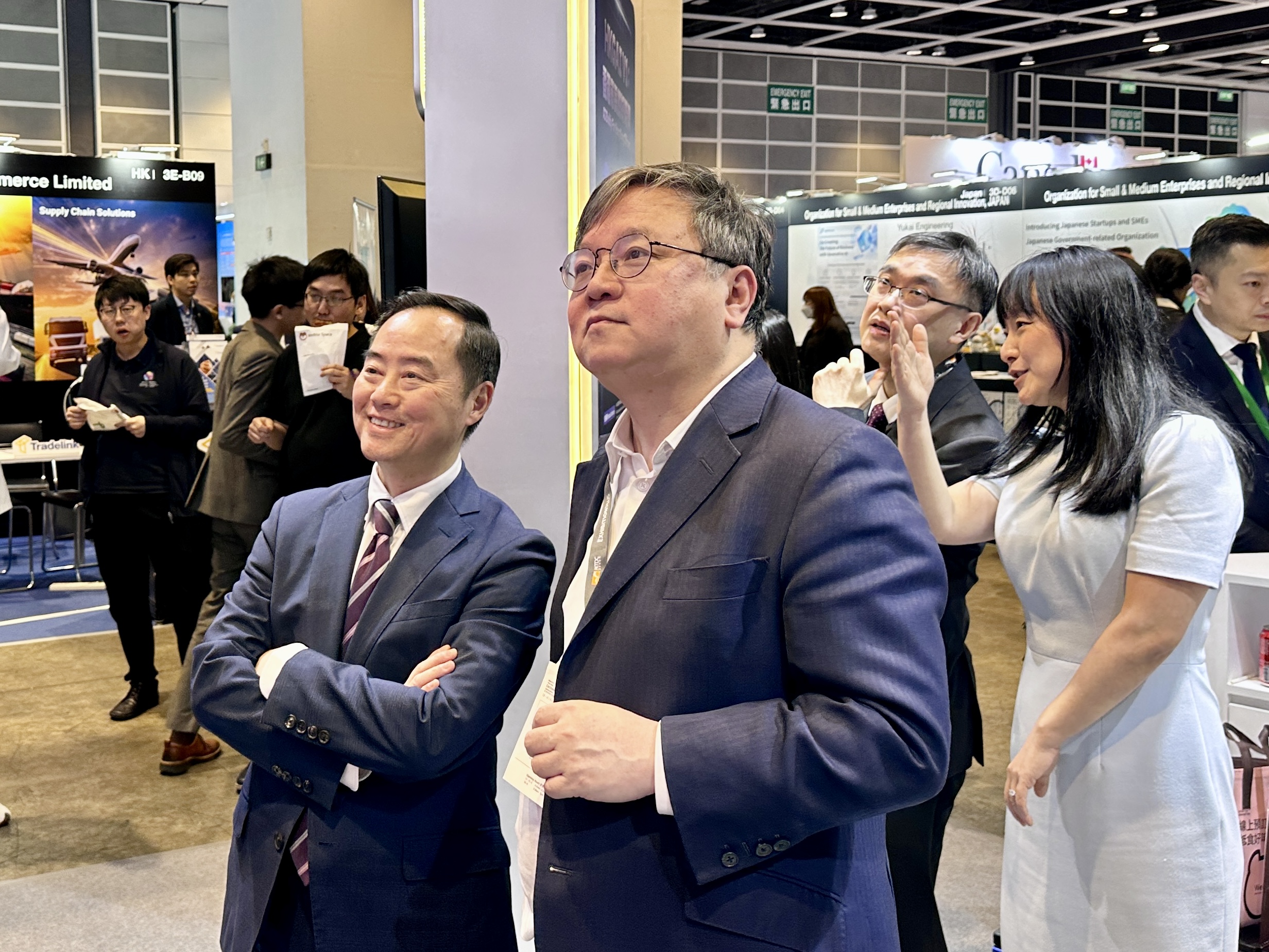 Prof. Guo (front row first right)introduced the documentary film 'A Day with HKGAI' to the visiting Tony Wong(front row second right), Commissioner for Digital Policy,Digital Policy Office.