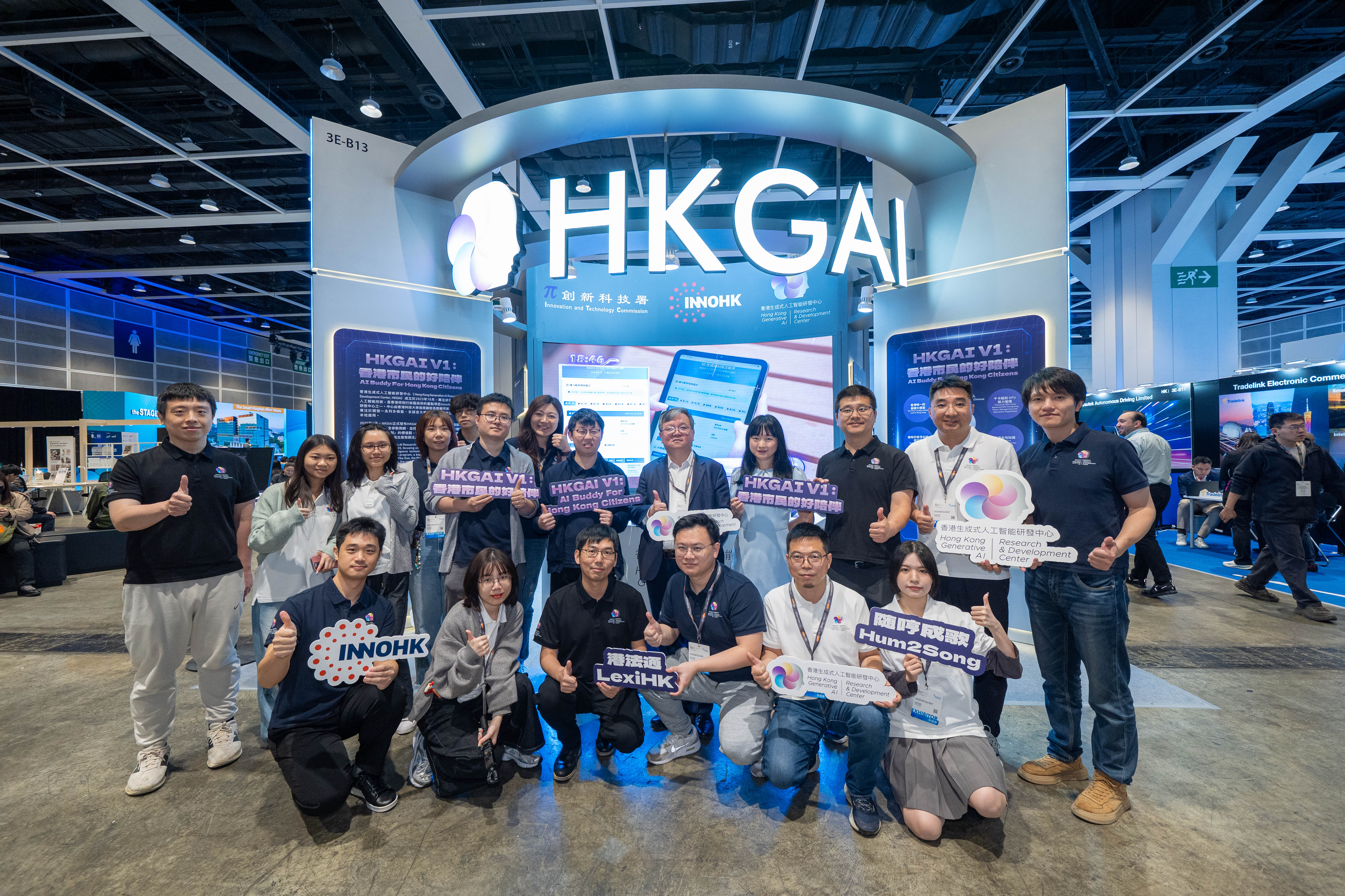 HKUST Provost and HKGAI Director Prof. GUO Yike (middle row fifth right) and the HKGAI team at their booth at the InnoEx 2025.