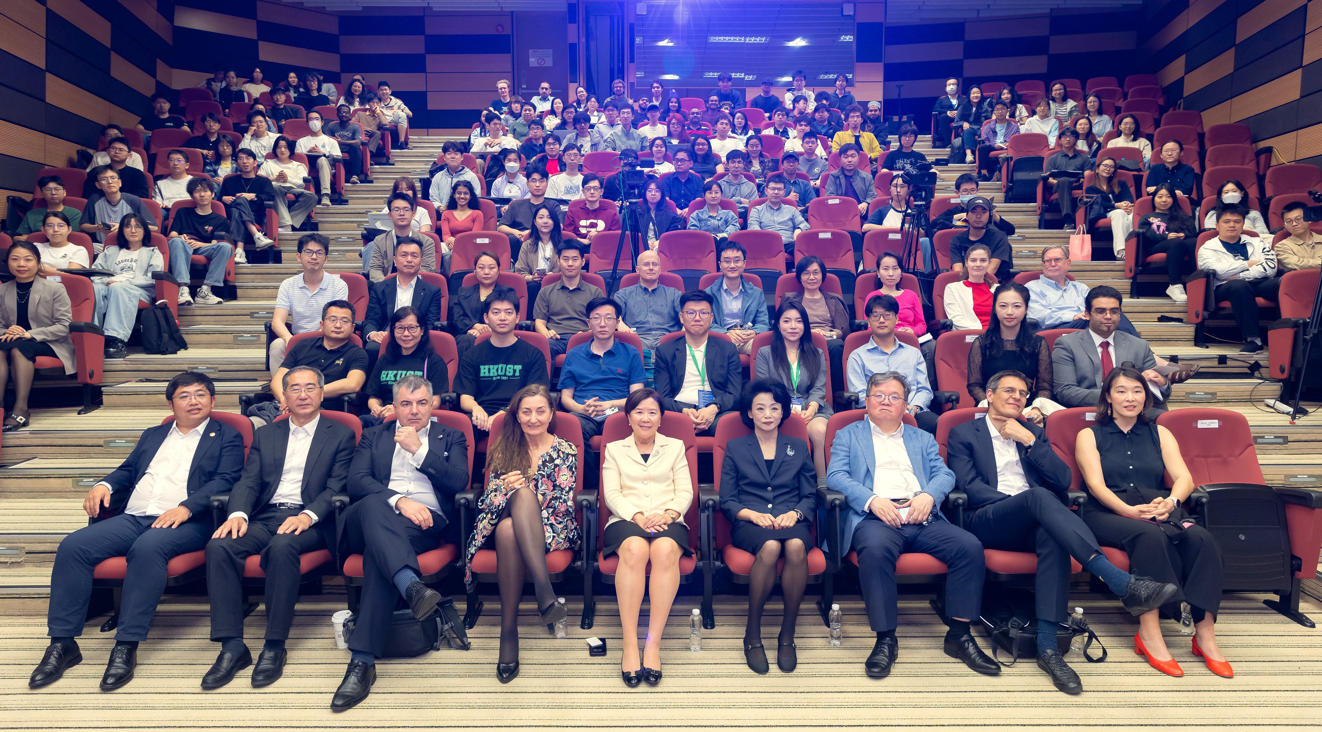 HKUST and Hong Kong Alumni Association of Beijing Universities co-organize the “Together with the Scientists – Nobel Laureates Visit HKUST” event, drawing nearly 200 students, faculty members and guests on campus, and an additional 2,000 online viewers from sister institutions across Mainland China.