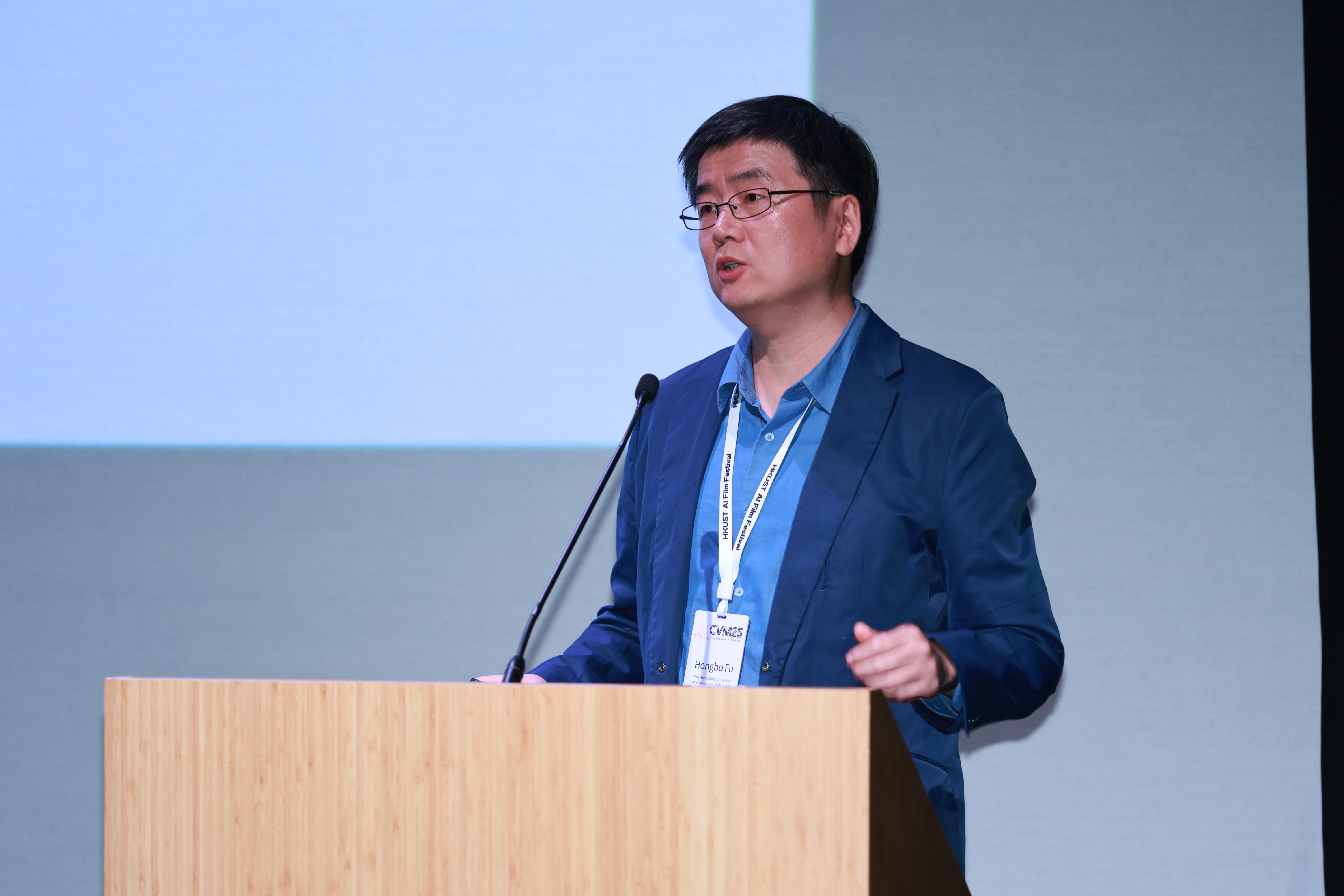 科大藝術與機器創造力學部署理主任兼2025年計算可視媒體國際會議聯席主席傅紅波教授致辭，簡介活動內容及學部成立近一年來的發展概況。