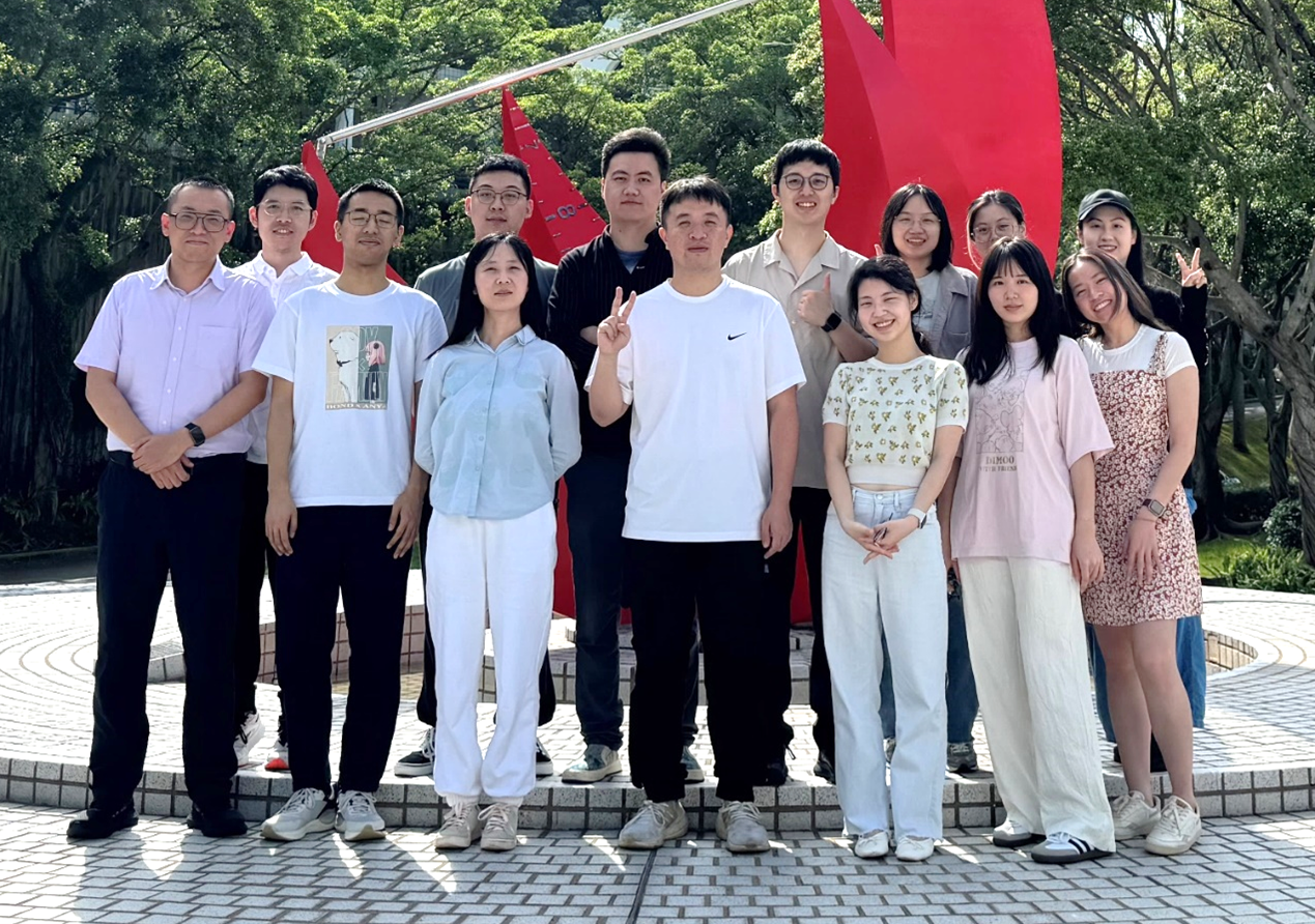 The research team comprised Prof. Mitch LI Guijun, the paper’s corresponding author (first left, front row), Dr. YANG Rongliang, and students from HKUST.