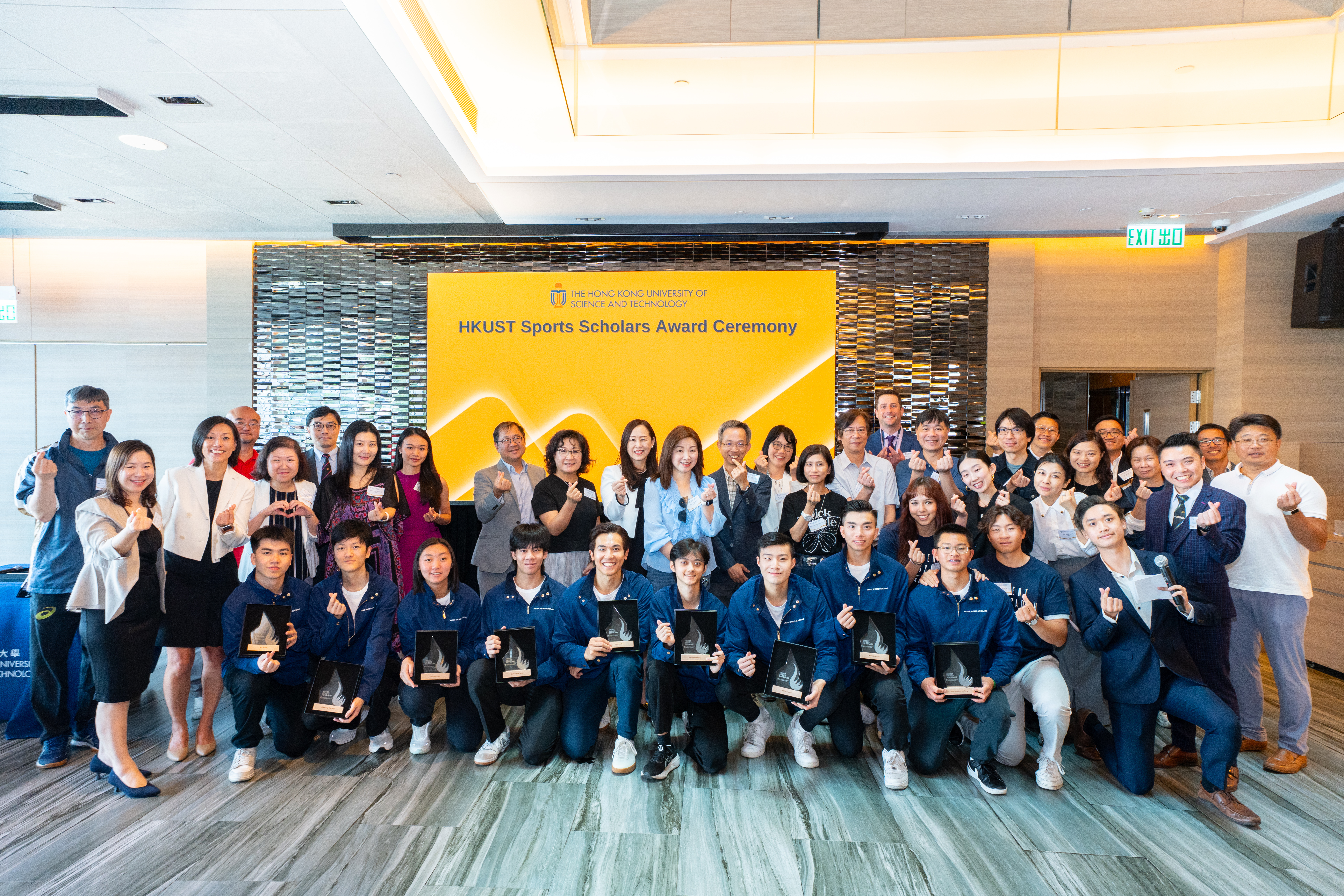 科大舉辦歡迎典禮，特別邀請學務長梁伯和教授（第二排左十）會同一眾傑出學生運動員新生、香港體育學院代表、運動員的教練、中學校長、老師及家人等，慶祝各精英運動員即將展開人生新一頁。