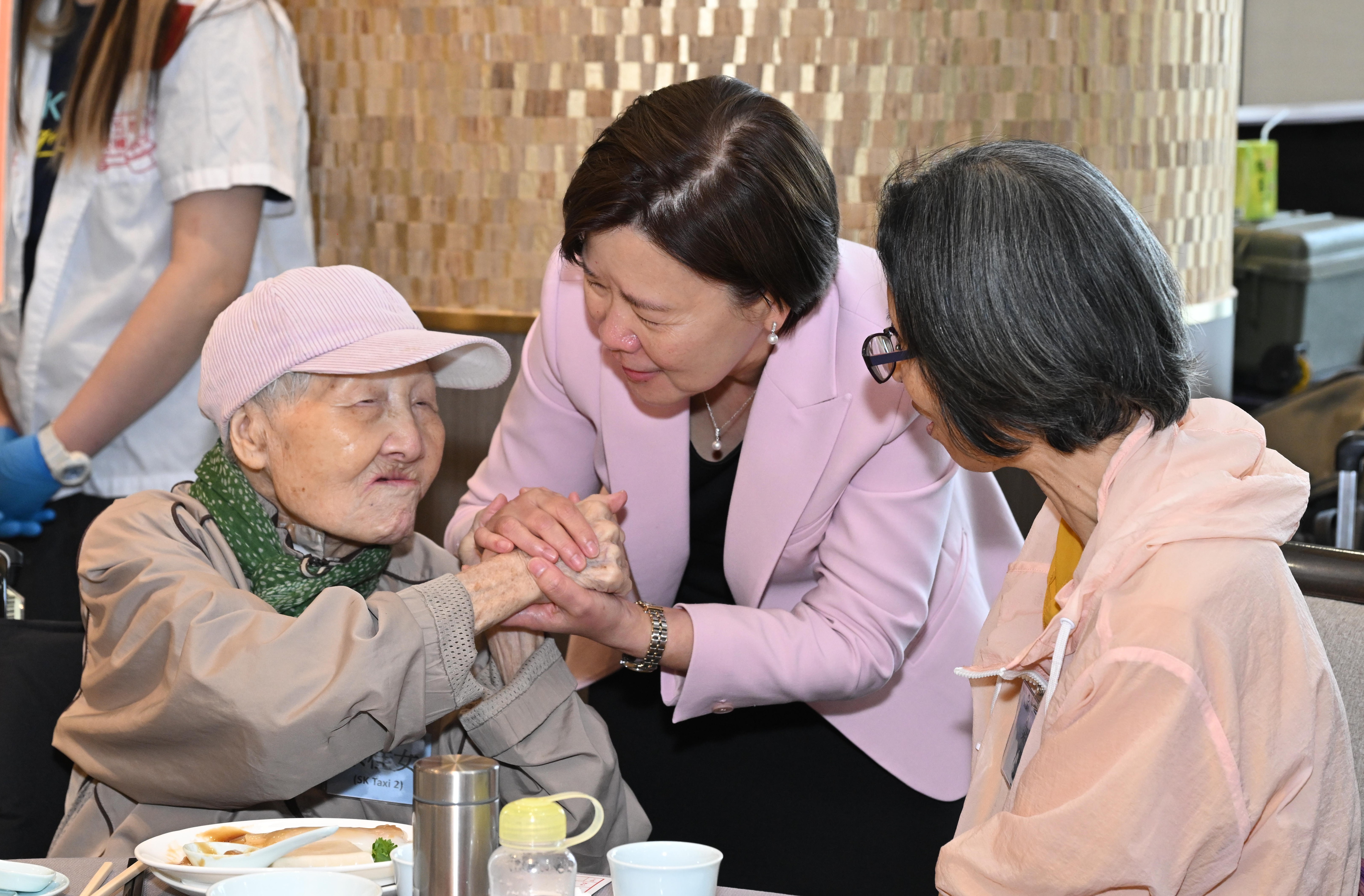 科大校長葉玉如教授（中）與出席長者及其照顧者交流。 