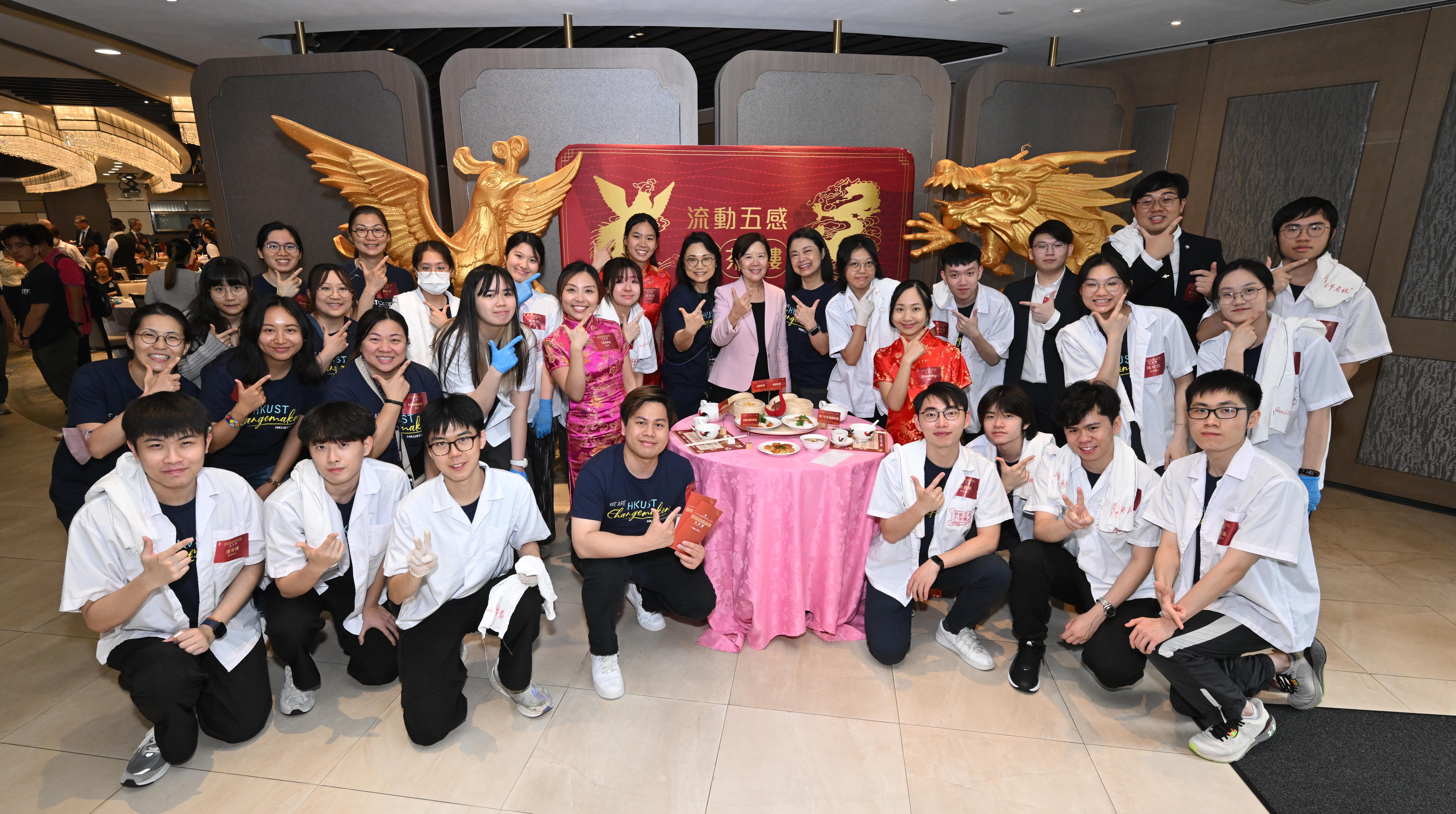 逾20名同學透過「科大侍學行」義工活動，化身茶樓侍應，為客人送上美味點心。 