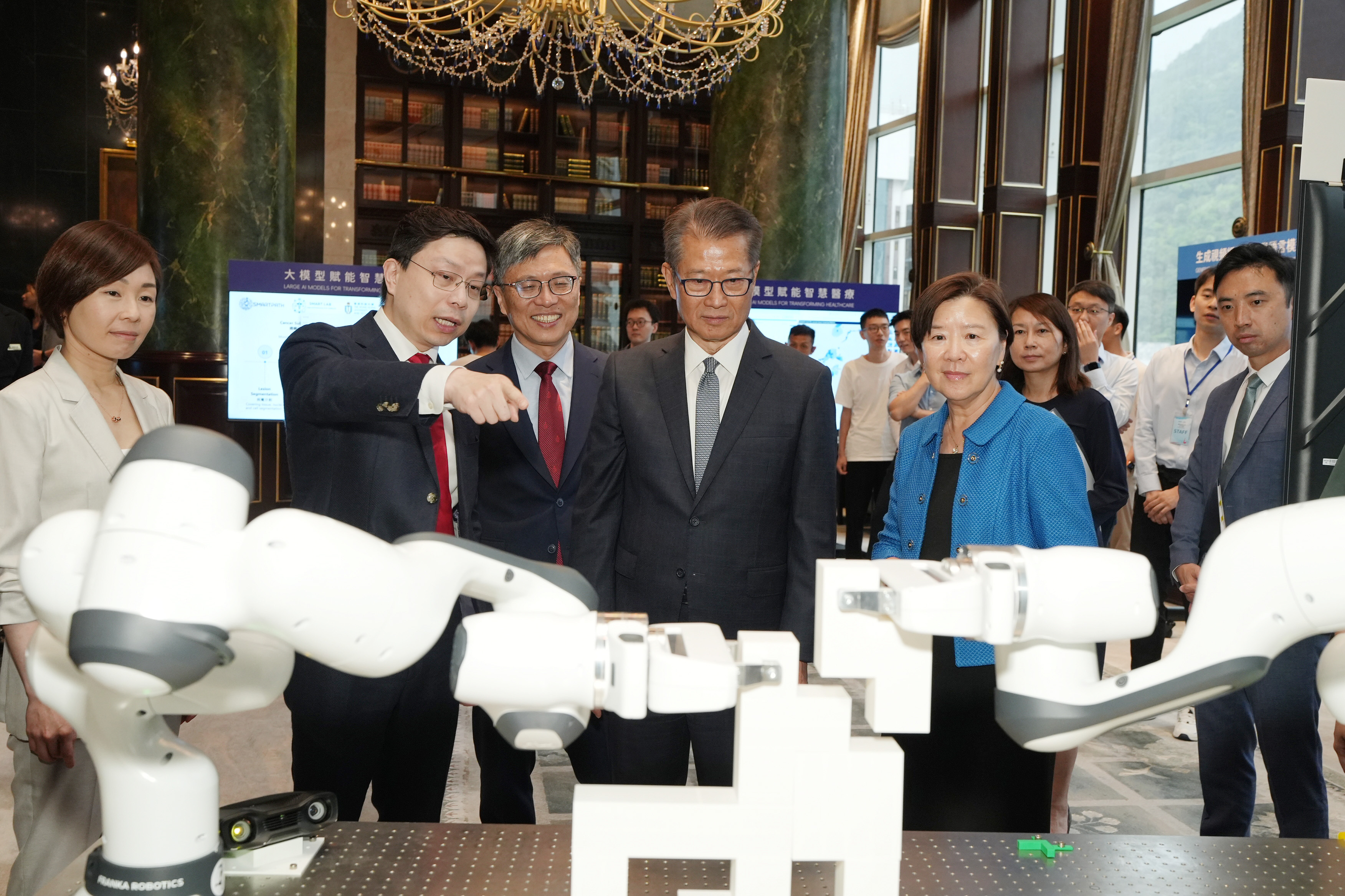 VNI Director Prof. Jia Jiaya showcases an AI-assisted multi-robotic arm collaborative intelligent assembly system developed by his team. 