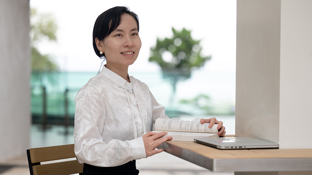 Prof. SONG Xueyang, Assistant Professor of the Department of Physics at The Hong Kong University of Science and Technology (HKUST), has been awarded the prestigious 2025 Croucher Tak Wah Mak Innovation Award for her groundbreaking research in theoretical condensed matter physics. Her work focuses on decoding quantum materials to design novel materials that enable energy-efficient technologies with transformative potential across industries—from consumer electronics to power grid systems.