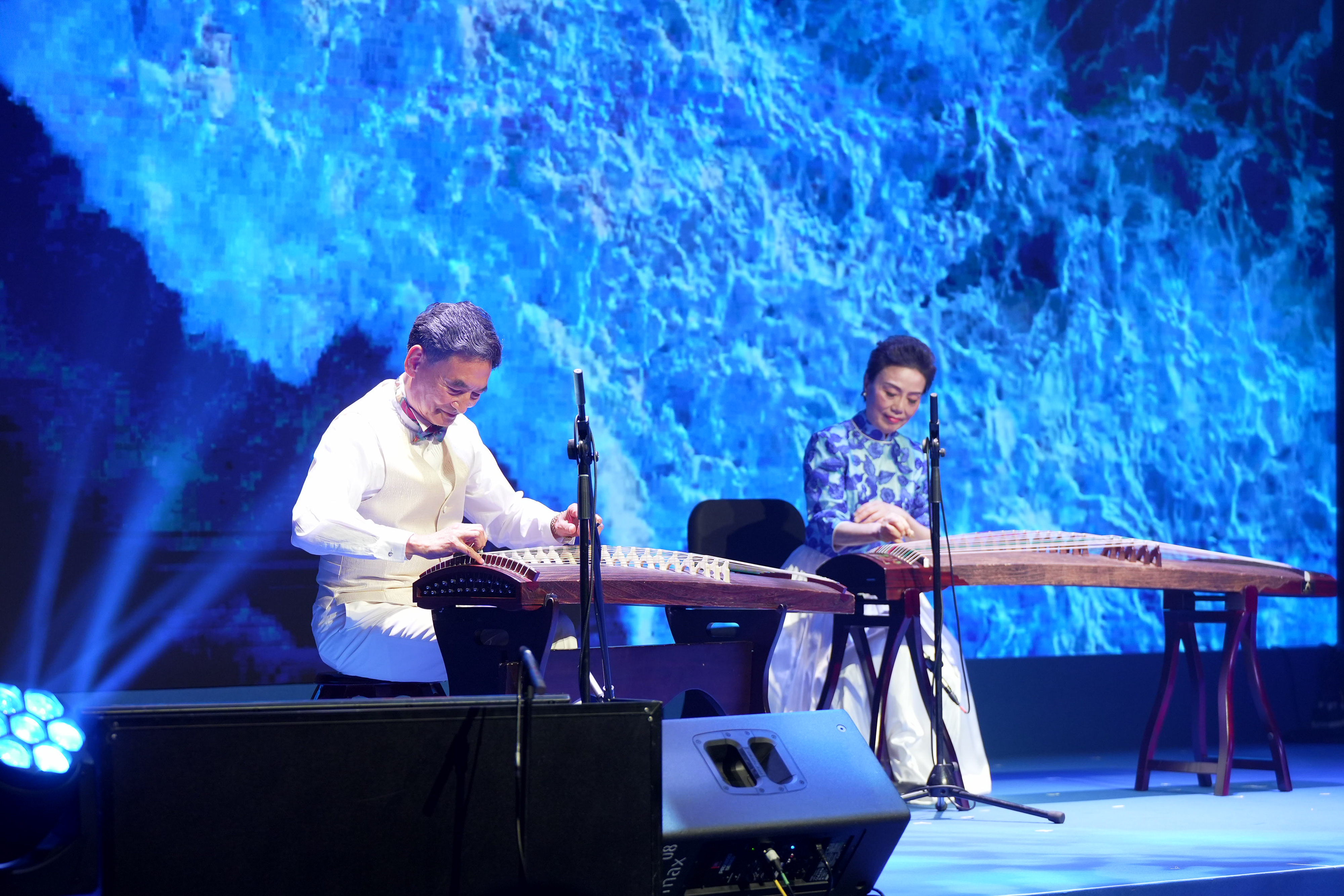 Dr. Raymond CHAN (left) and Prof. XU Lingzi (right) present a mesmerizing guzheng duet, blending traditional and contemporary melodies to receive thunderous applause.