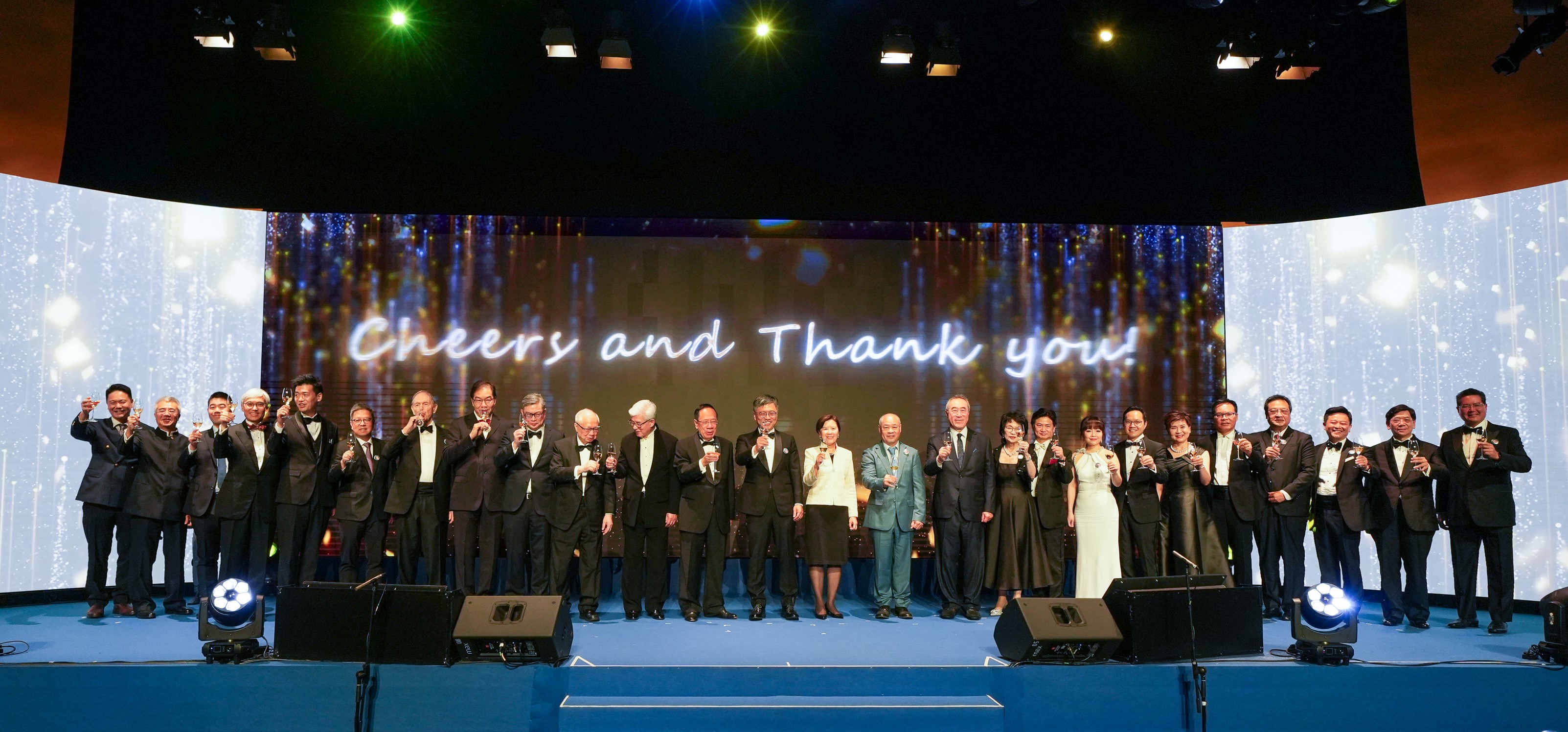 The University’s senior leadership, HKUST Council members, Foundation Partners and Board members, and Gala Dinner Organizing Committee members raise a toast to the guests in celebration of the Foundation's first fundraising gala.