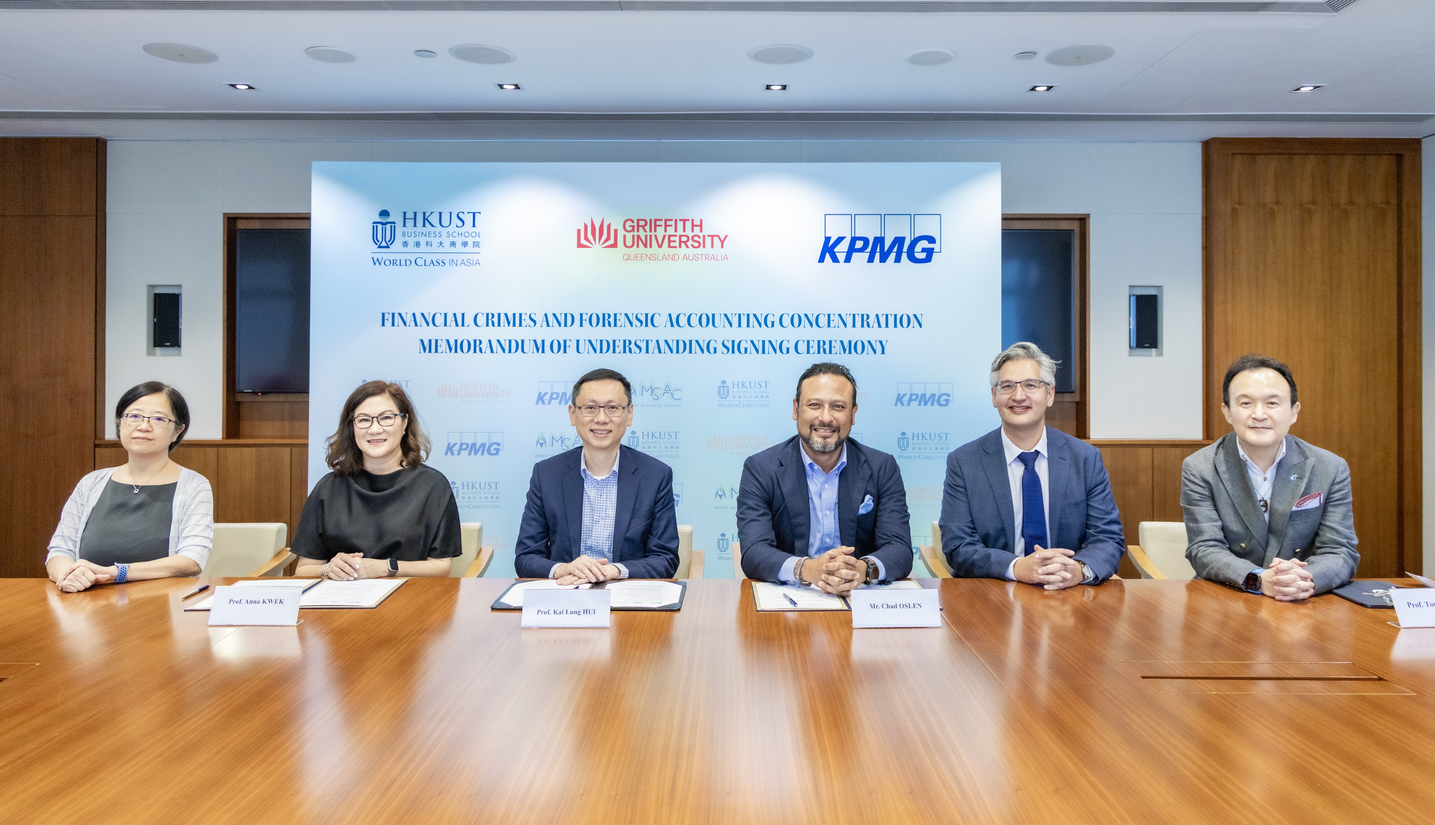 Prof. HUI Kai-Lung (third left), Acting Dean of HKUST Business School, Prof. Anna KWEK (second left), Director (International) of Griffith Business School (third right) and Mr. Chad OLSEN, Partner and Head of Forensic Hong Kong Advisory at KPMG (third right) signed the MoU introducing Asia's first Master of Science in Accounting program concentration in financial crimes and forensic accounting.