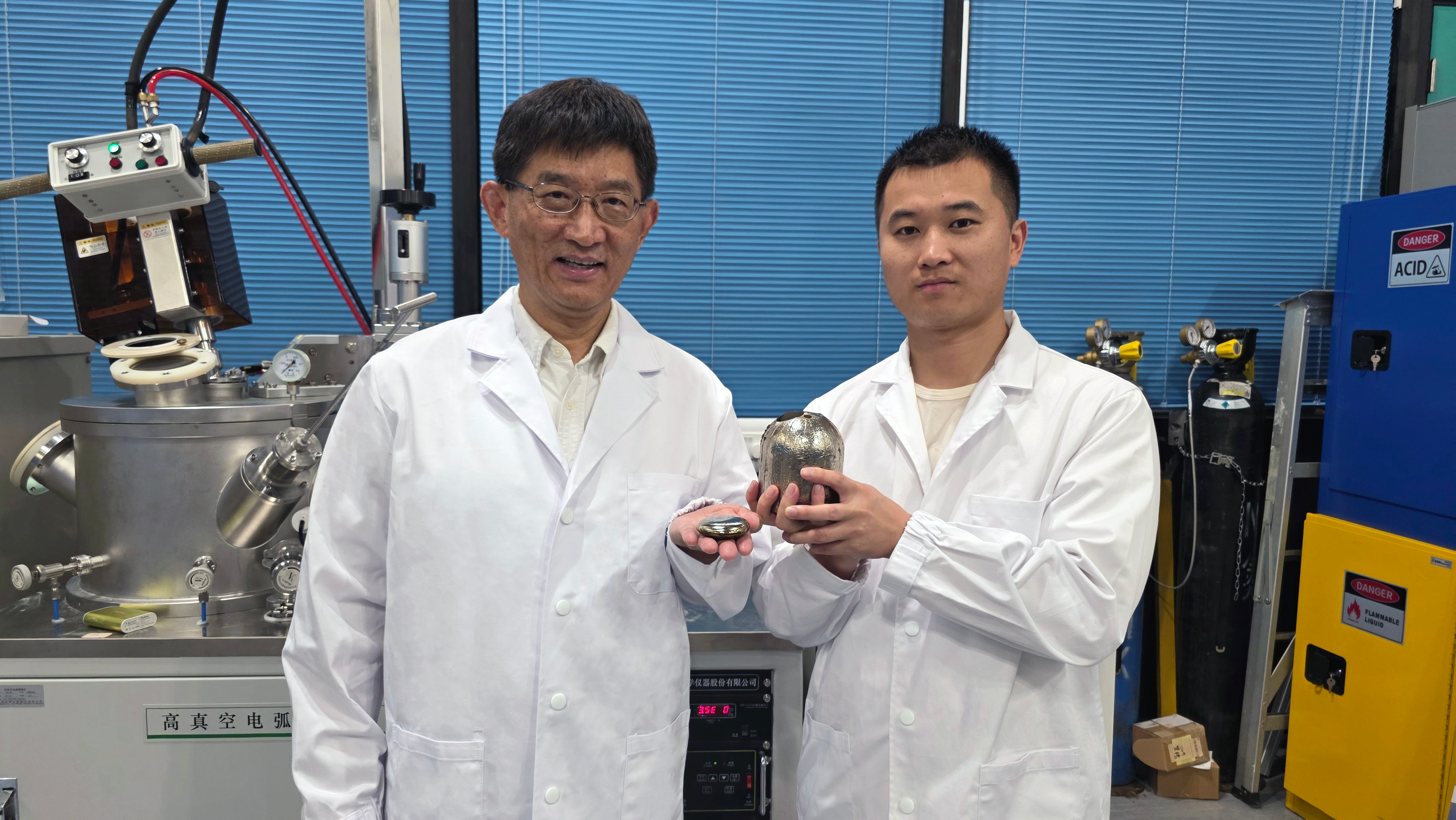 Prof. SUN Qingping (left) and Research Assistant Prof. LI Qiao (right), both from the Department of Mechanical and Aerospace Engineering at HKUST, demonstrate their newly developed Ti₇₈Nb₂₂ elastic alloy.
