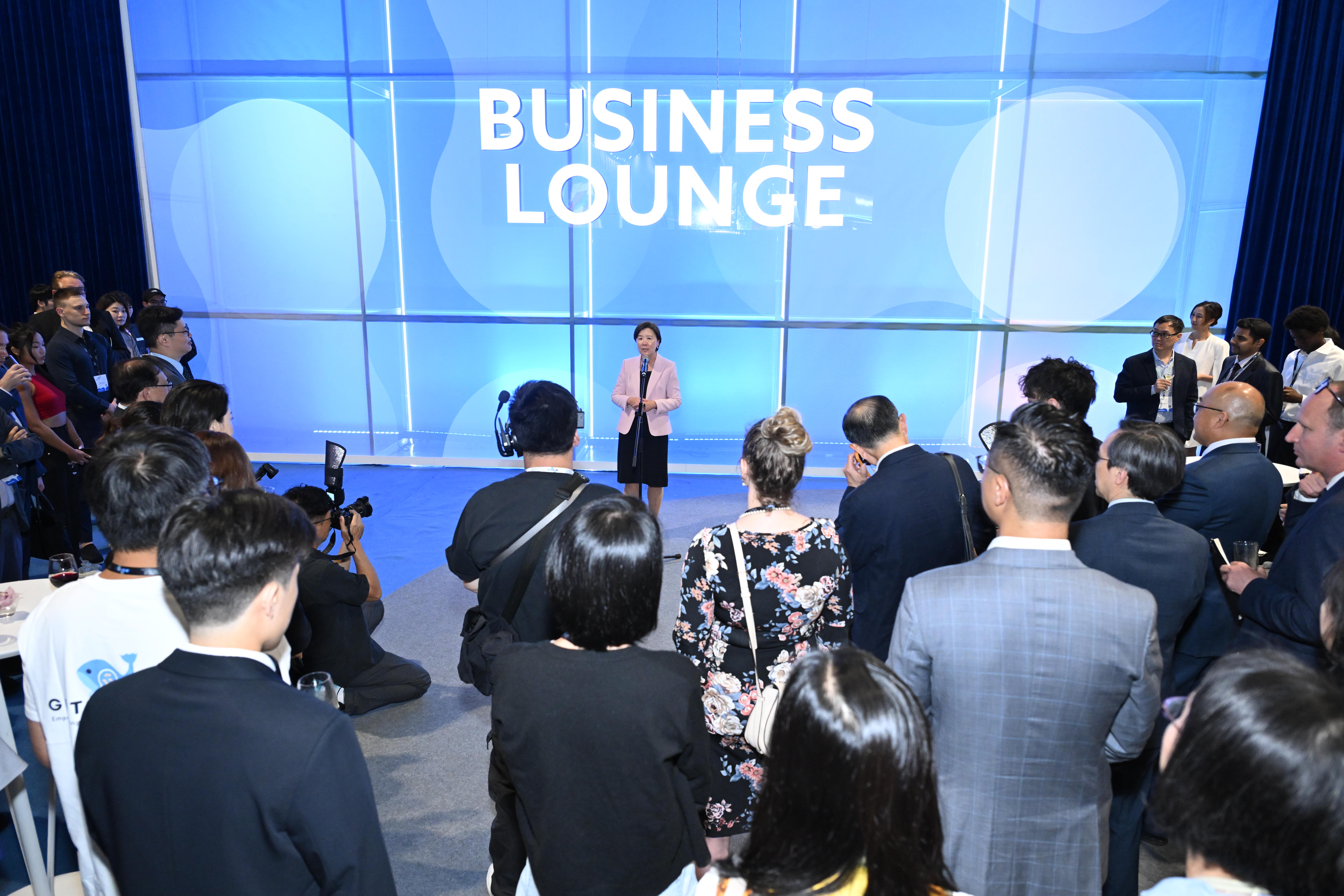 HKUST President Prof. Nancy IP welcomes around 100 representatives from government, academia and industry to the University’s networking reception, facilitating insightful exchanges and collaborative opportunities to advance global health innovation.