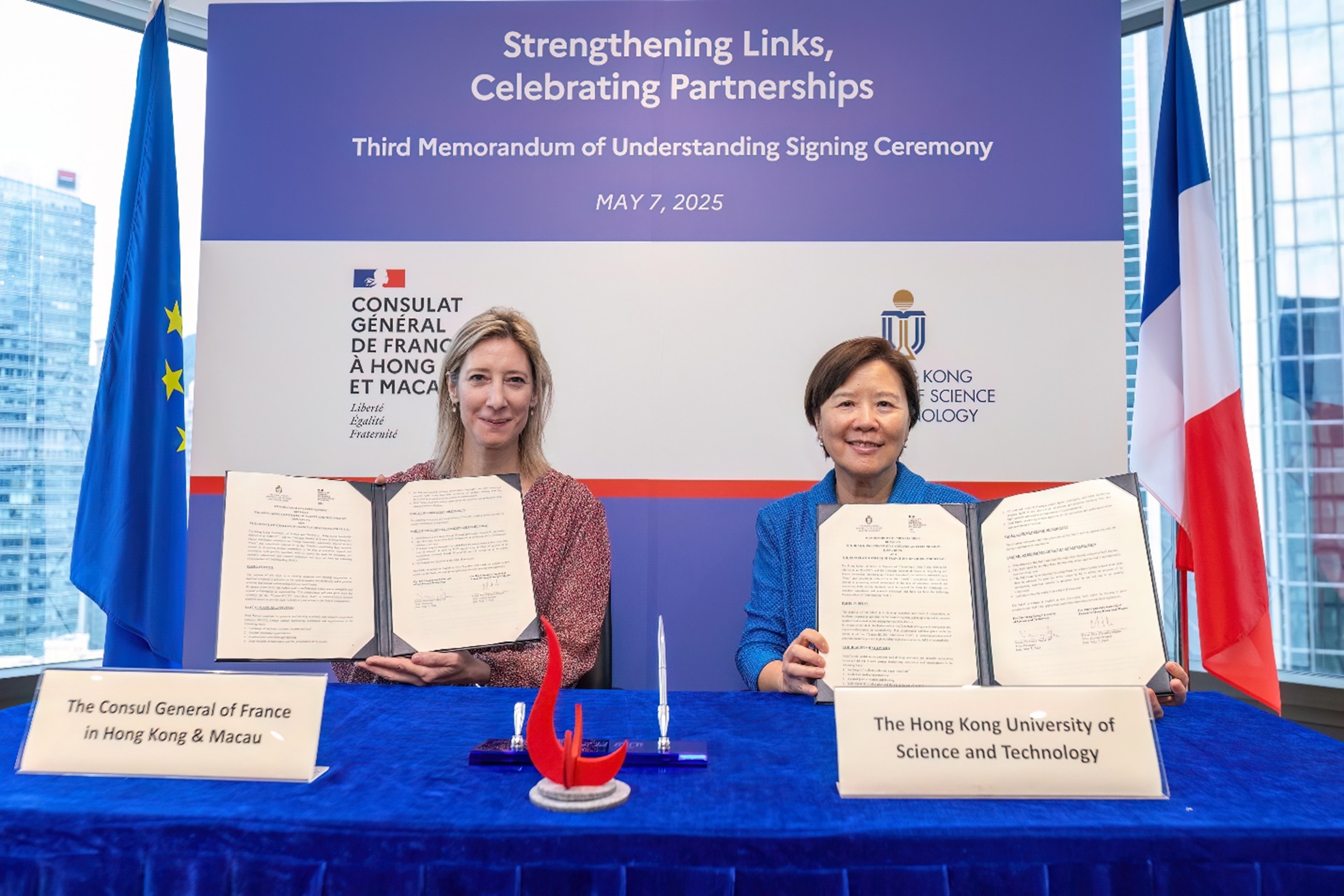 The MoU is signed by Mrs. Christile DRULHE (left) and Prof. Nancy IP (right) during the "France x HKUST Reception", a special event held at the Consulate General.