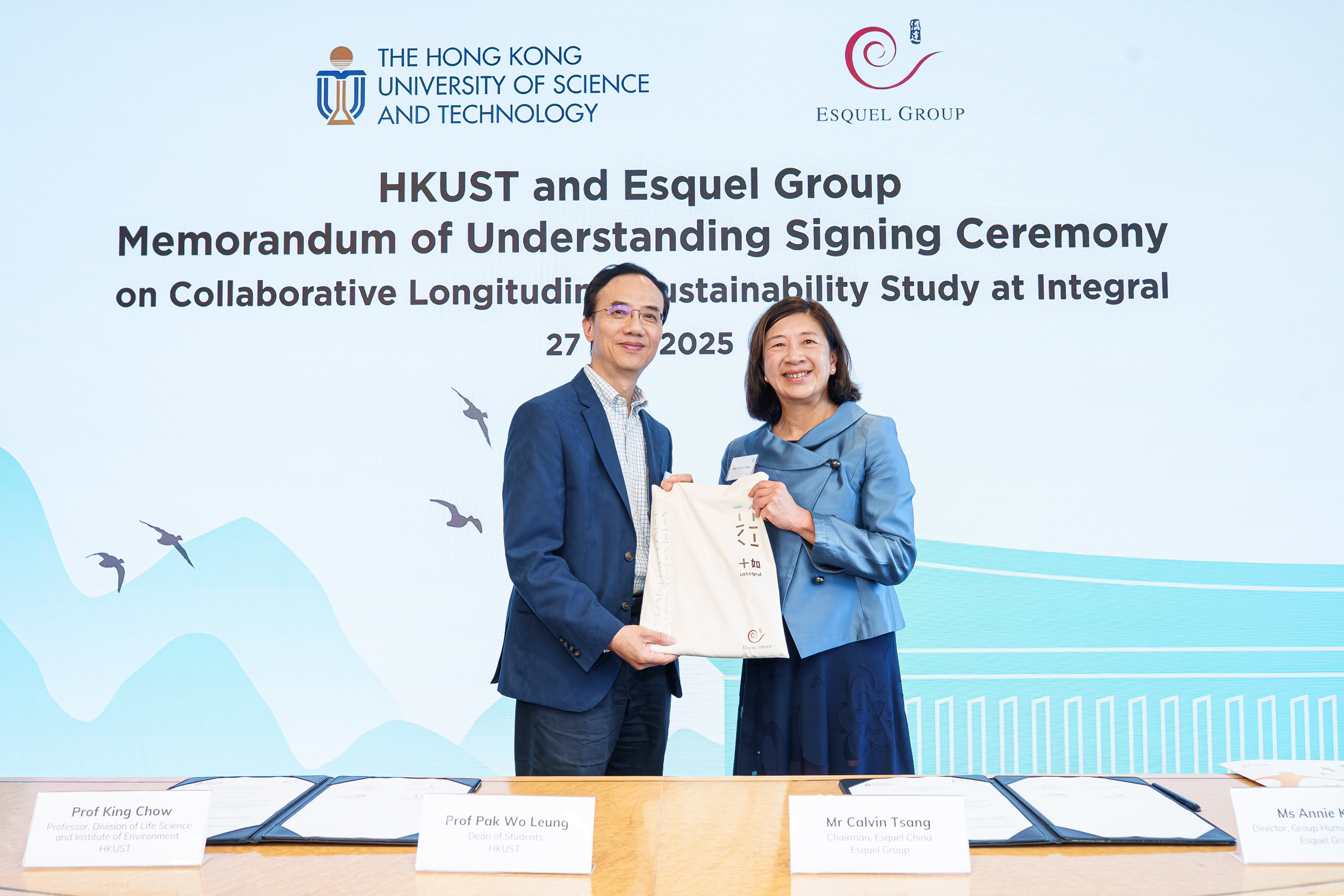 HKUST has partnered with Esquel Group to launch a five-year study program that allows HKUST students to conduct biannual field research at its Sustainable Development Garden Integral. At the Memorandum of Understanding Signing Ceremony, Ms. Teresa Yang (right), Vice-Chairman of Esquel Group, presented natural dye textile products crafted at Integral to HKUST’s Associate Vice-President for Teaching and Learning, Professor Jimmy Fung (left), symbolizing their commitment to sustainable development through thei